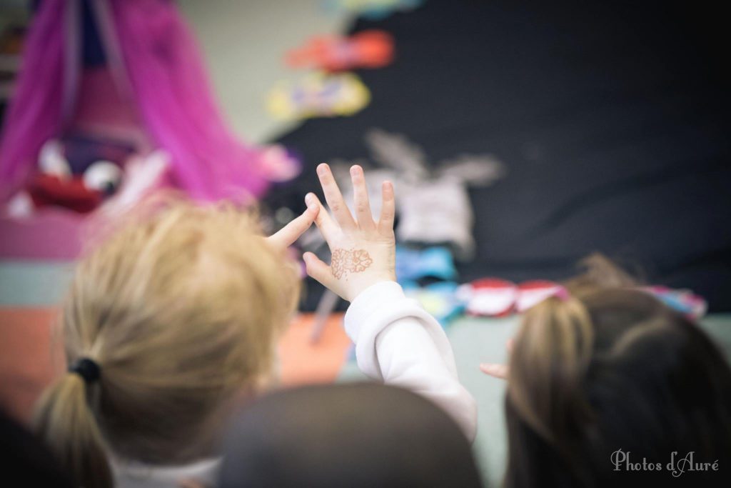 Ce samedi 27 septembre, Pipelette La Chaussette Marionnettes vous donne rendez vous avec son spectacle pour les tout-petits “Zille Zaille Zouille” à la médiathèque Sud & Est de @vincennesmaville.
👉 Elle entraîne les enfants dans son monde plein de chansons, de comptines et de jeux de doigts. À chaque étape, c'est une nouvelle surprise : des marionnettes qui prennent vie, des instruments qui font voyager, et surtout beaucoup d’interactions pour que les petits participent et rient avec elle !
Venez vivre un beau moment en famille 😉
📷 © Photos d’Auré
@valdemarne_94
@iledefrance
#pipelettelachaussette #evenement #histoires #marionnettes #karakoilproduction #famille #parentsetenfants #vincennes