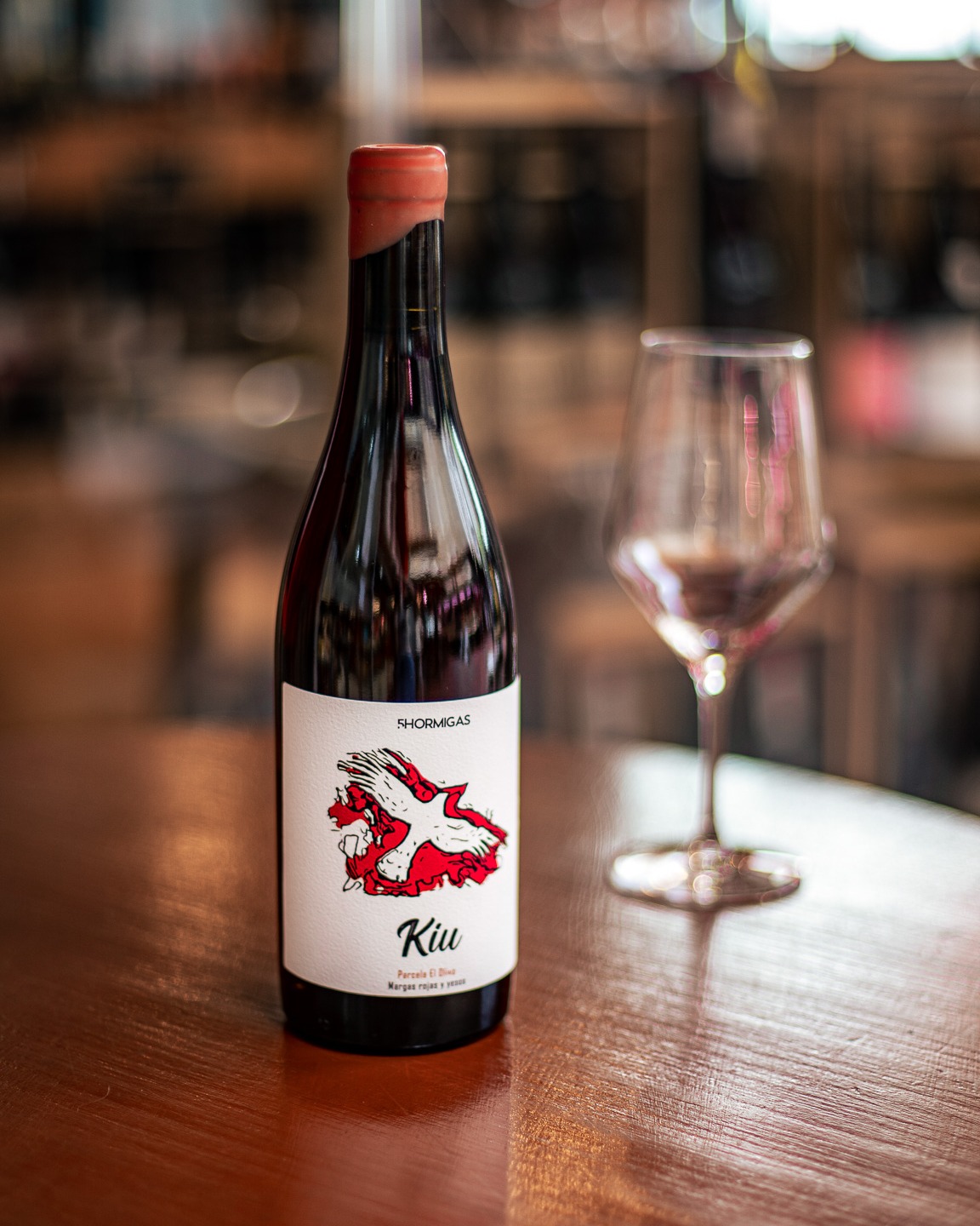 Hay vinos que cuentan historias, y Kiu es uno de ellos.
Detrás de este proyecto se encuentra un grupo de amigos de distintos ámbitos, unidos por su pasión por el vino y la tierra. Su objetivo: crear una bodega donde tradición y vanguardia se encuentren 🌱
La bodega se enmarca en la Región de Murcia, donde trabajan en tres zonas de vinificación para elaborar vinos parcelarios. Cada parcela refleja una parte diferente del paisaje mediterráneo, desde ecosistemas agro-forestales hasta llanuras esteparias, capturando la esencia y diversidad de su origen.
Desde su nacimiento en 2015, @5hormigas ha mantenido una filosofía sencilla pero firme: respetar la vid y la uva como pilares fundamentales, aplicando procesos de vinificación poco invasivos que permiten a cada vino expresar su autenticidad y su carácter.
📍 Disponible en nuestra distribuidora y vinotecas