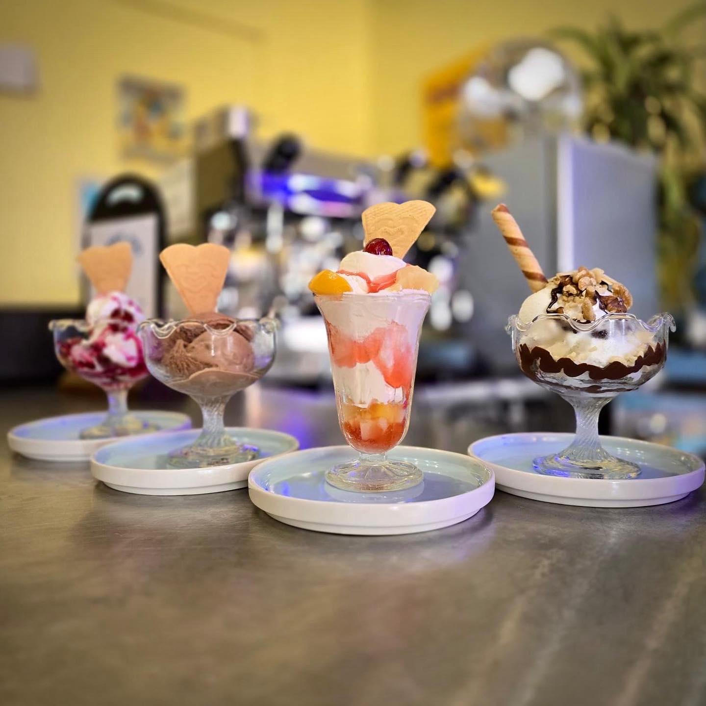 Penultimate weekend parlour spaces ⬇️
💛 Friday 26th 💛
Completely free currently - lots of space available.
💙 Saturday 27th 💙
Plenty of spaces still available but starting to fill up - booking recommended.
💛 Sunday 28th 💛
Only one table remaining for up to 6 people at 3:30 onwards.
To book a table book drop us a message or call us on 01305 785557