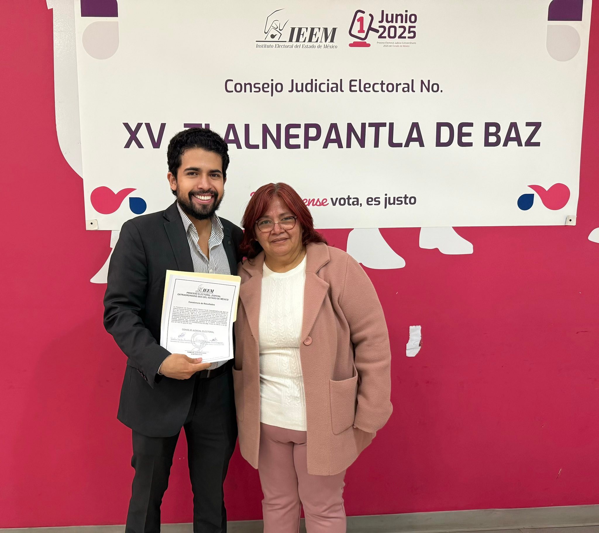 Me es grato compartirles que el día de hoy recibí la constancia de resultados en la Junta Judicial XV de Tlalnepantla de Baz, y con ella, una muestra invaluable de apoyo que me llega al corazón, por lo que me siento profundamente agradecido y motivado.
Agradezco de corazón a todas las personas que confiaron en mí, que me escucharon, que me acompañaron en este proceso y compartieron conmigo con su voz, su voto y su confianza, porque hoy no concluye un objetivo: hoy comienza un camino.
Un camino para seguir luchando por una justicia más cercana, más empática y humana.
Esta experiencia me reafirma que transformar la justicia en México es posible, y que vale la pena cada paso cuando lo das por y para ayudar a las personas.
Esto apenas empieza.
Gracias por ser parte de este proyecto.