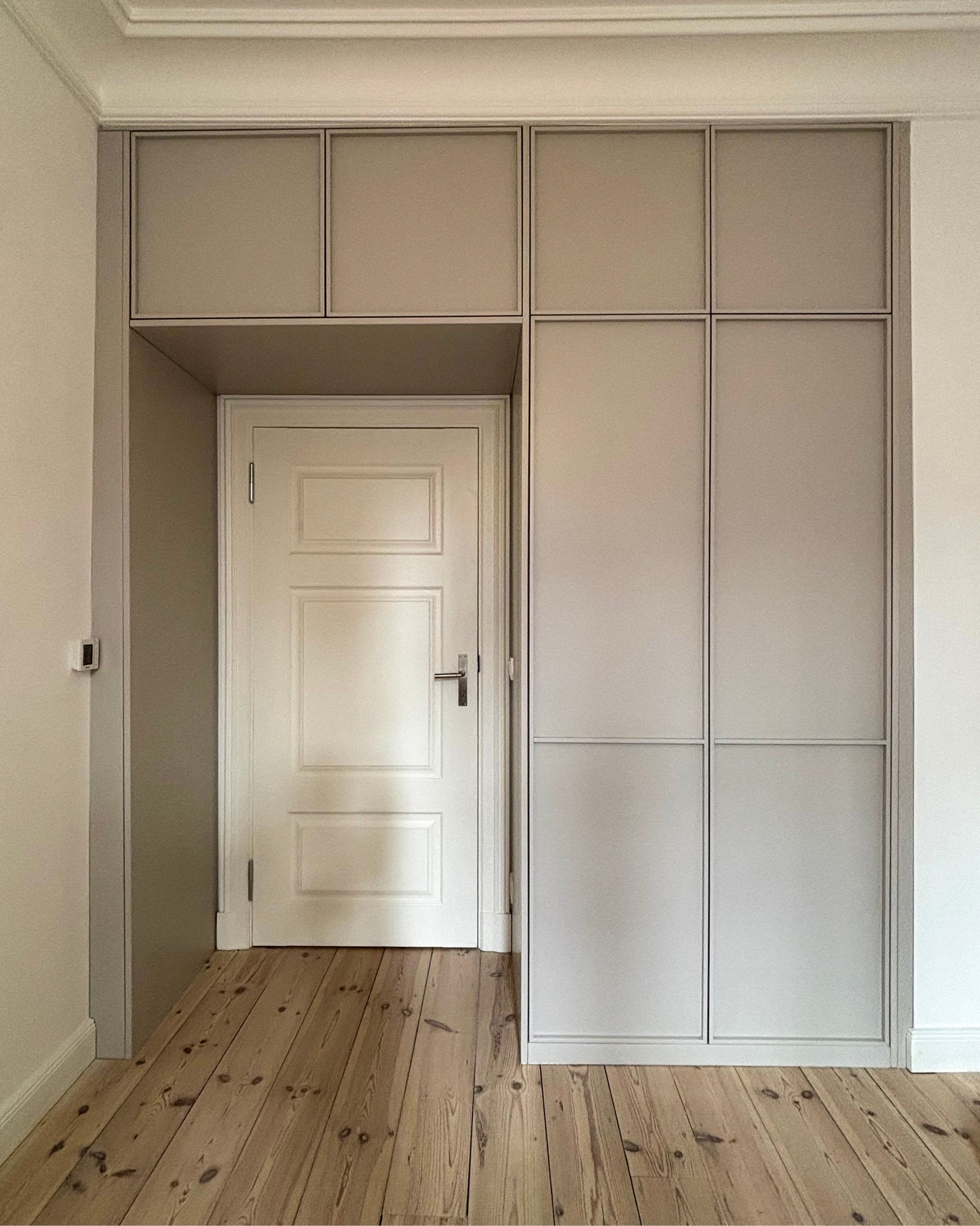 Diesen Einbauschrank zeichnet eine perfekte Platzausnutzung aus: Durch seine besondere Tiefe lässt er alles – von Weihnachtsdeko bis hin zu Bettwäsche – dezent hinter den beigen Fronten verschwinden. Die glatte Oberfläche des Schranks bildet im Zusammenspiel mit den hellen, strukturierten Holzdielen einen schönen Kontrast.
#einbauschrank #stauraum #altbauliebe #interiordesign #wohnideen #holzhochzwei