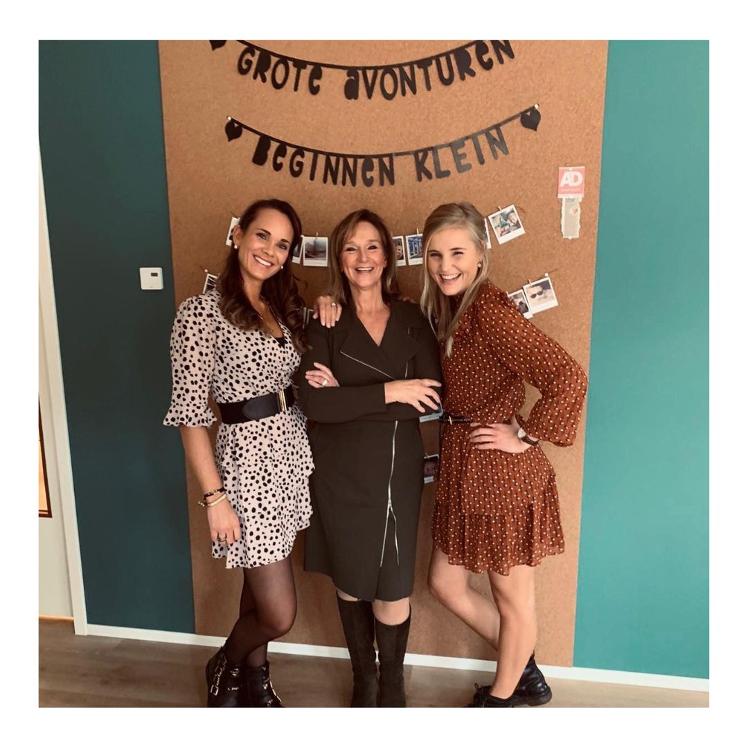 💛 GOUDEN RANDJE 💛
Deze week is voor ons EXTRA speciaal, want..... We bestaan deze week alweer 5 jaar!!! 🤩
Ja, daar stonden we dan, 1-10-2020, aan het begin van ons avontuur. Alle drie even trots! Grote avonturen beginnen klein... En wat hadden wij er zin in 💖
Wat vliegt de tijd... En wat kan er tegelijkertijd veel veranderen in 5 jaar tijd. Naast de extra rimpeltjes van de nachten werken... 👵🏼 En de kilo's van al jullie verwennerij... 😂 Zijn er ZO veel mooie en waardevolle momenten geweest met de zwangeren, partners, collega’s en studenten! We weten niet eens waar we moeten beginnen… 1 ding is zeker; zonder jullie was ons avontuur nooit zo geslaagd geweest!!! 🤗
Blikken jullie deze week met ons mee terug op 5 jaar ZOË & KèK?! Wat is jouw leukste, mooiste of bijzonderste herinnering? We zijn heel benieuwd!! Laat hieronder jouw berichtje achter 👇🏽😇
Liefs, Kim, Fem en Jacq 🌸