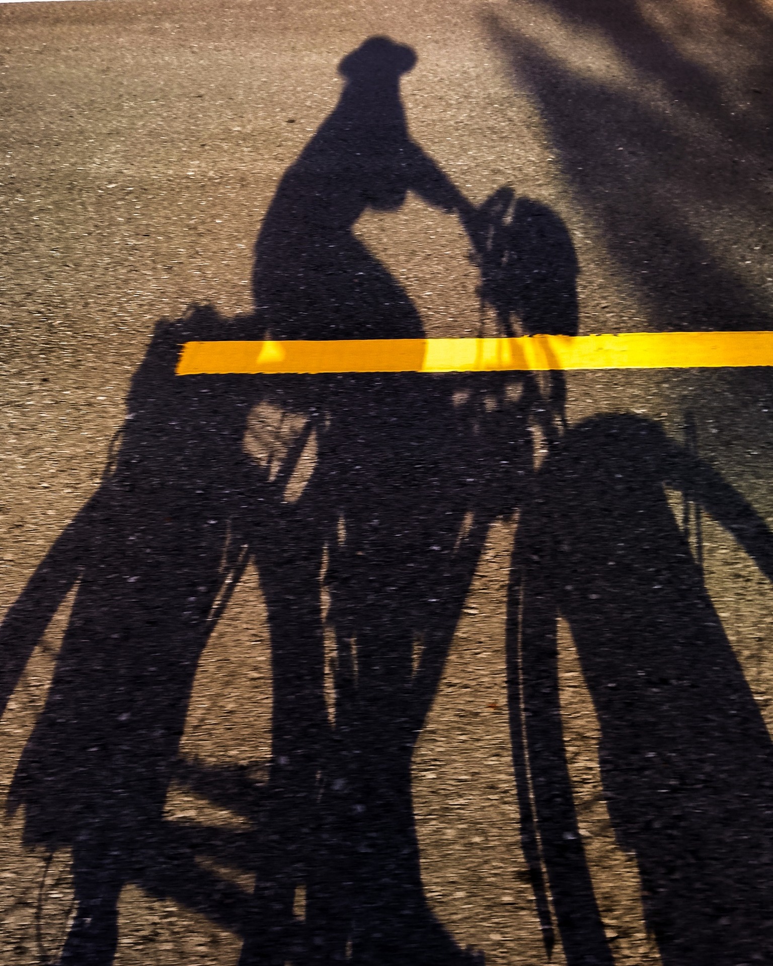 Cycling to embrace immersion, not performance
I travel alone to cultivate greater openness to others. Because in reality, I am very rarely alone. For me, cycling is a tool that, due to its slowness, makes it easier to meet people than any other motorized vehicle. These encounters are like a series of small anchors in the ocean of my movement.
In reality, I cycle little, but I meet a lot of people. I stop, I pause, and I dive with great curiosity into the lives of others.
To experience immersion rather than performance is to swallow oceans of hours that turn into days, weeks, and months without even realizing it. It means counting encounters rather than kilometers, accepting to spend more time stopped with people than alone on the saddle, laughing at the weight you gain, which is not cyclist's muscle but the result of the delicacies offered by the generosity of your encounters... It means accepting to let yourself be carried along by the flow of life and counting on nothing but people.
Because for me, that may be the primary meaning of travel: the chance to experience a diversity of lives that you will never live, to dive in and understand from the inside what the outside does not reveal.
French in comment 👇