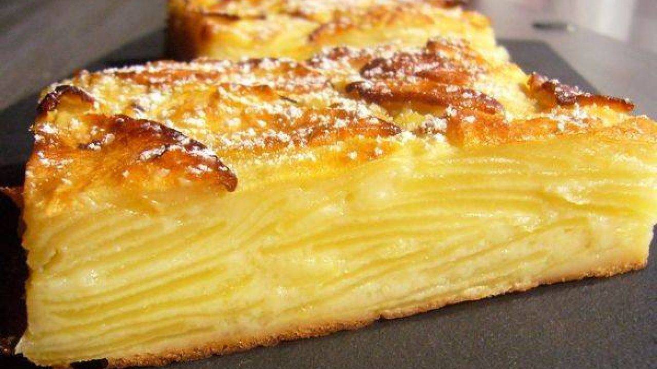 TORTA INVISIBILE DI MELE E YOGURT SENZA FARINA
Ricetta nata da un blog francese per gli amanti delle torte di mele, dove l’impasto della torta, una volta cotto, diventa quasi invisibile e l’unica cosa che si vede sono le fette di mela. 😍
Poche calorie ma coinsistenza e gusto pazzeschi!
✅3 mele
✅2 uova
✅200 gr di yogurt greco 0%
Sbuccia e taglia le mele sottili con l’aiuto di una mandolina (irrorale con succo di limone per non farle annerire). E' fondamentale avere la mandolina perche devono essere tagliate al velo.
Sbattere le uova e unire lo yogurt greco. Amalgamare bene ed ottenere una pastella liscia.
Aggiungi le mele alla pastella, versa in uno stampo foderato e cuoci in friggitrice ad aria a 165 gradi per 35-40 minuti; oppure in forno preriscaldato a 180 gradi per 45-50 minuti.
#fitfood #nutrizione #nutrifit #mangiaresano #dolcifit #ricettelight #tortadimela #breakfast #break #snacksani
