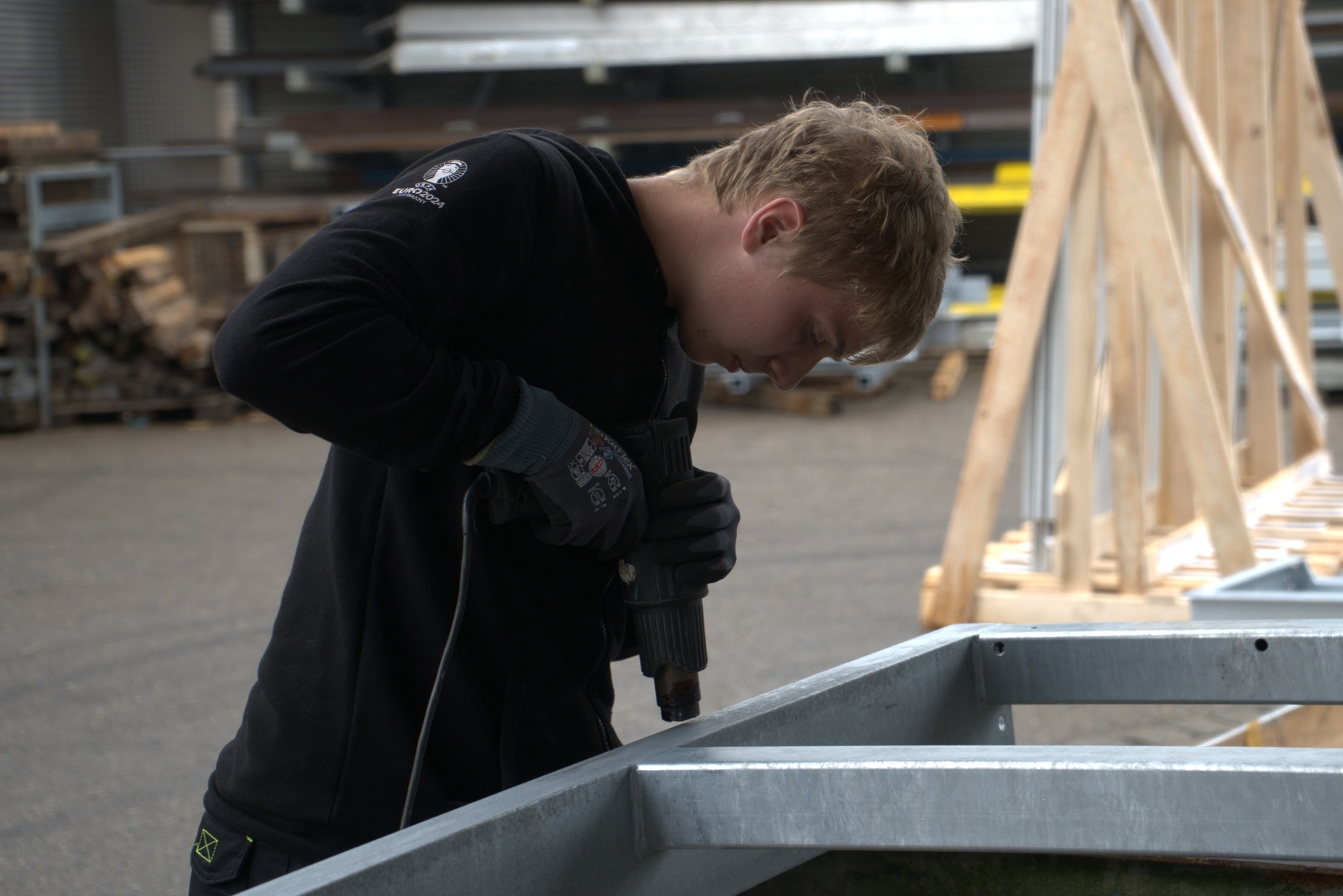 Konzentration & Handwerk – beides gehört bei uns dazu.
Schön zu sehen, wenn unser Nachwuchs mit so viel Einsatz dabei ist!
#teamGAST #ausbildungmitzukunft