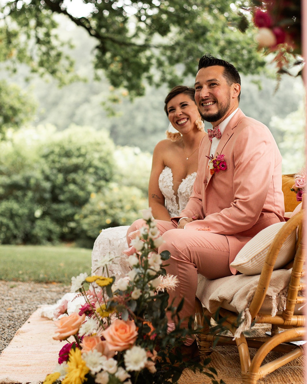 • 𝚄𝚗 𝚒𝚗𝚜𝚝𝚊𝚗𝚝 𝚟𝚘𝚕𝚎́, 𝚍𝚎𝚞𝚡 𝚜𝚘𝚞𝚛𝚒𝚛𝚎𝚜 𝚌𝚘𝚖𝚙𝚕𝚒𝚌𝚎𝚜
• La cérémonie laïque de Cynthia et Julien, un instant hors du temps, où chaque mot a résonné plus fort que le précédent.
• Des rires, des larmes, des regards qui en disent long, ils se sont laissés traverser par l’émotion.
• Pas besoin d’artifice : juste la vérité d’un amour célébré, entouré de ceux qui comptent.
📷 @morganeruizwedding 🏞️@domainelecastelet_ 🌻@honka_atelier 🎼@les.petites.pepites.djs 🎤@ladyltrio 🎬@johanel.videos 🍴@cooking4u.fr 💗@madame_vadrouille 💗@ju_aym 🧠 @aimedeuxfois
------
• Cynthia and Julien’s symbolic ceremony — a timeless moment, where every word echoed louder than the last.
• Laughter, tears, and looks that spoke volumes — they let themselves be carried away by the emotion.
• No need for artifice: only the truth of a love celebrated, surrounded by those who truly matter.
#frenchwedding #mariagetoulouse #mariage #pinkbride #pinkgroom #colorfulwedding #bouquet #ceremonielaique #weddingplannerbordeaux #bridetobe #weddingflowers #couple #love #instawedding #toulouse