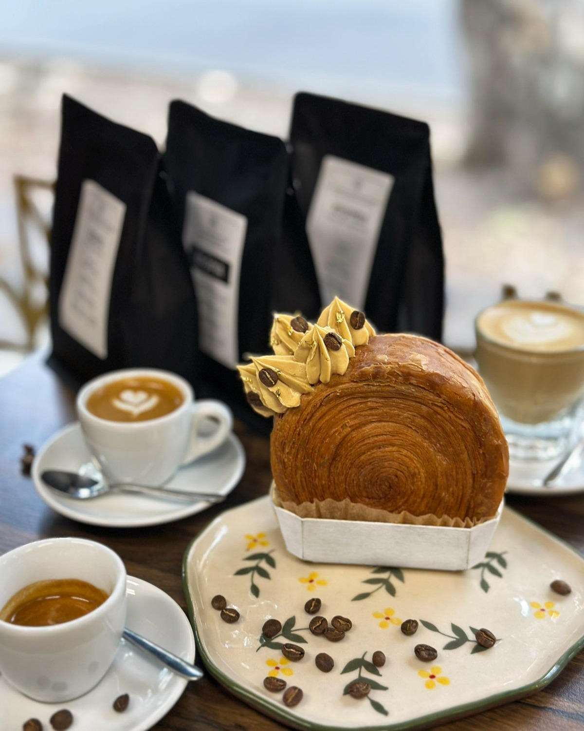 Ugye nem feledkeztetek meg arról, hogy holnap van a kávé világnapja! Mi hevesen készülünk, így érdemes ellátogatni az Emmarozs üzleteibe! Idén különleges ajánlatokkal és meglepetésekkel ünnepeljük a kávé világnapját. Érdekelnek a részletek? Irány az esemény: https://www.facebook.com/events/1574712777231420