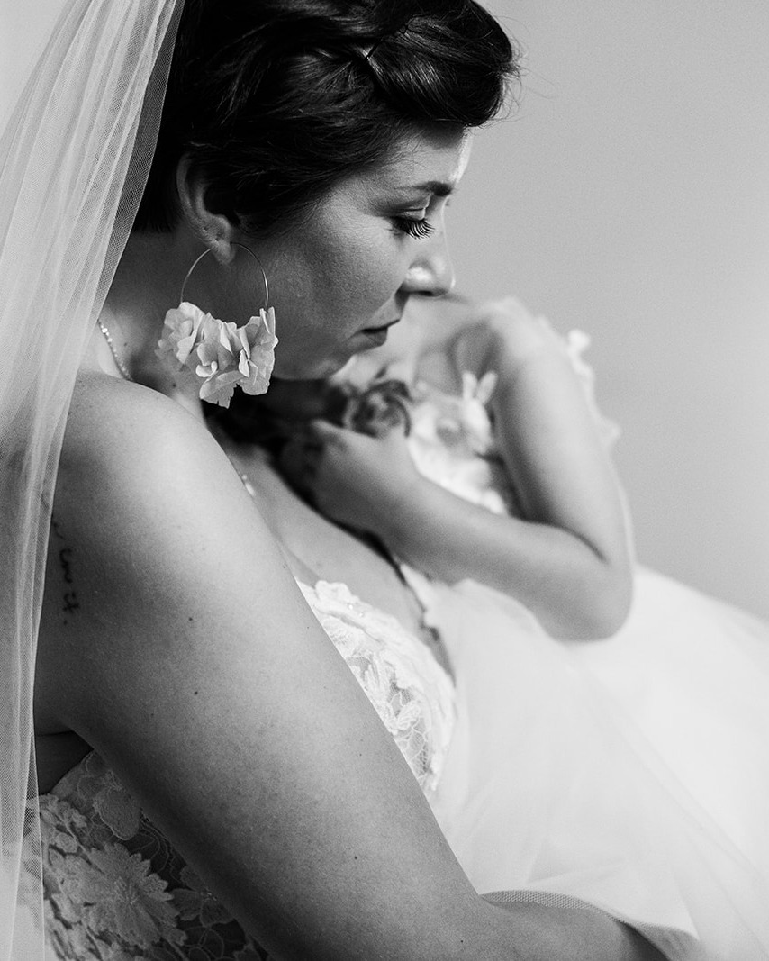 • 𝙵𝚊𝚖𝚒𝚕𝚢
• Il y a des instants qui échappent au tumulte d’un mariage. Des instants où le temps s’arrête, où l’on se retrouve dans une bulle hors du monde.
• Ces clichés de Cynthia avec sa fille Charlie et sa maman Lydie, en sont la preuve. Pas de mise en scène, pas de regard caméra… juste une maman, sa fille et sa petite fille, connectées dans un silence tendre.
• Parce qu’un mariage, ce n’est pas seulement une histoire d’amoureux. C’est aussi une histoire de famille, de transmission, et d’amour qui grandit 🖤
📷 @morganeruizwedding 🏞️@domainelecastelet_ 🌻@honka_atelier 🎼@les.petites.pepites.djs 🎤@ladyltrio 🎬@johanel.videos 🍴@cooking4u.fr 💗@madame_vadrouille 💗@ju_aym 🧠 @aimedeuxfois
------
• There are moments that escape the whirlwind of a wedding. Moments where time stands still, when you find yourself in a bubble outside the world.
• These shots of Cynthia with her daughter Charlie and her mom Lydie are proof of that. No staging, no posing for the camera… just a mother, her daughter, and her granddaughter, connected in a quiet tenderness.
• Because a wedding is not only a story of two lovers.
It is also a story of family, of legacy, and of love that keeps growing 🖤