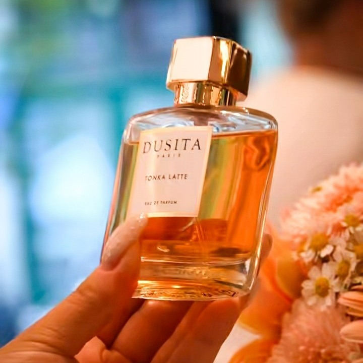 Il nuovo eau de parfum đđšđ§đ€đ đđđđđ di Parfums Dusita Ăš un viaggio nei CafĂ© allâalba di Parigi: una sinfonia gourmand di latte, cioccolato bianco e caramello che si fonde con un cuore di fava tonka, miele e mandorla, su una base di benzoino, vaniglia e muschio.
Pissara Umavijani, Founder e Perfumer di Dusita, si Ăš ispirata ai mattini silenziosi in cui la poesia incontra lâindulgenza.
Chiudi gli occhi e immagina la tazza fumante e il profumo del tuo caffĂš, mentre respiri lâaria frizzante della Senna a primavera: una dolcezza che scalda lâanima! Tonka Latte Ăš questo â caldo, avvolgente e infinitamente piacevole.
Scopri questa coccola gourmand nelle profumerie selezionate e lasciati guidare in un mondo di emozioni olfattive.
đđđđđ đđđđđđ đđđđđ - đđȘđŽđ”đłđȘđŁđ¶đ”đ°đł đąđŻđ„ đđ„đ·đȘđŽđ°đł
đđȘđ€đ©đŠ đđąđłđ§đ¶đź - đđŹđȘđŻ đ€đąđłđŠ - đđ°đźđŠ đ§đłđąđšđłđąđŻđ€đŠđŽ - đđłđąđŻđ„ đđčđ±đŠđłđȘđŠđŻđ€đŠ - đđ¶đŽđ”đ°đźđȘđŽđŠđ„ đ±đłđ°đ„đ¶đ€đ”đŽ
.
.
.
#nicheperfume #perfume #fragrance #parfum #perfumecollection #ParfumsDusita #TonkaLatte #OmniaLuxuryTrade #GourmandFragrance #NichePerfume #LuxuryPerfume #ProfumeriaArtistica