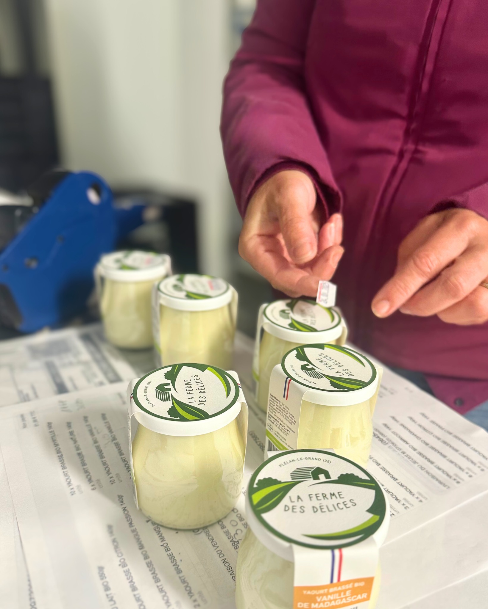 Chez nous, chaque yaourt passe par des mains bienveillantes avant d’arriver dans vos frigos 🖐️🥛. Alors, savourez chaque cuillère… parce qu'on y met tout notre cœur 🖐️💛
____
#lafermedesdelices #plelanlegrand #produitslaitiers #produitsfermiers #dessert #yaourt #commande #IlleEtVilaine #vente #acheterlocal #consommerautrement