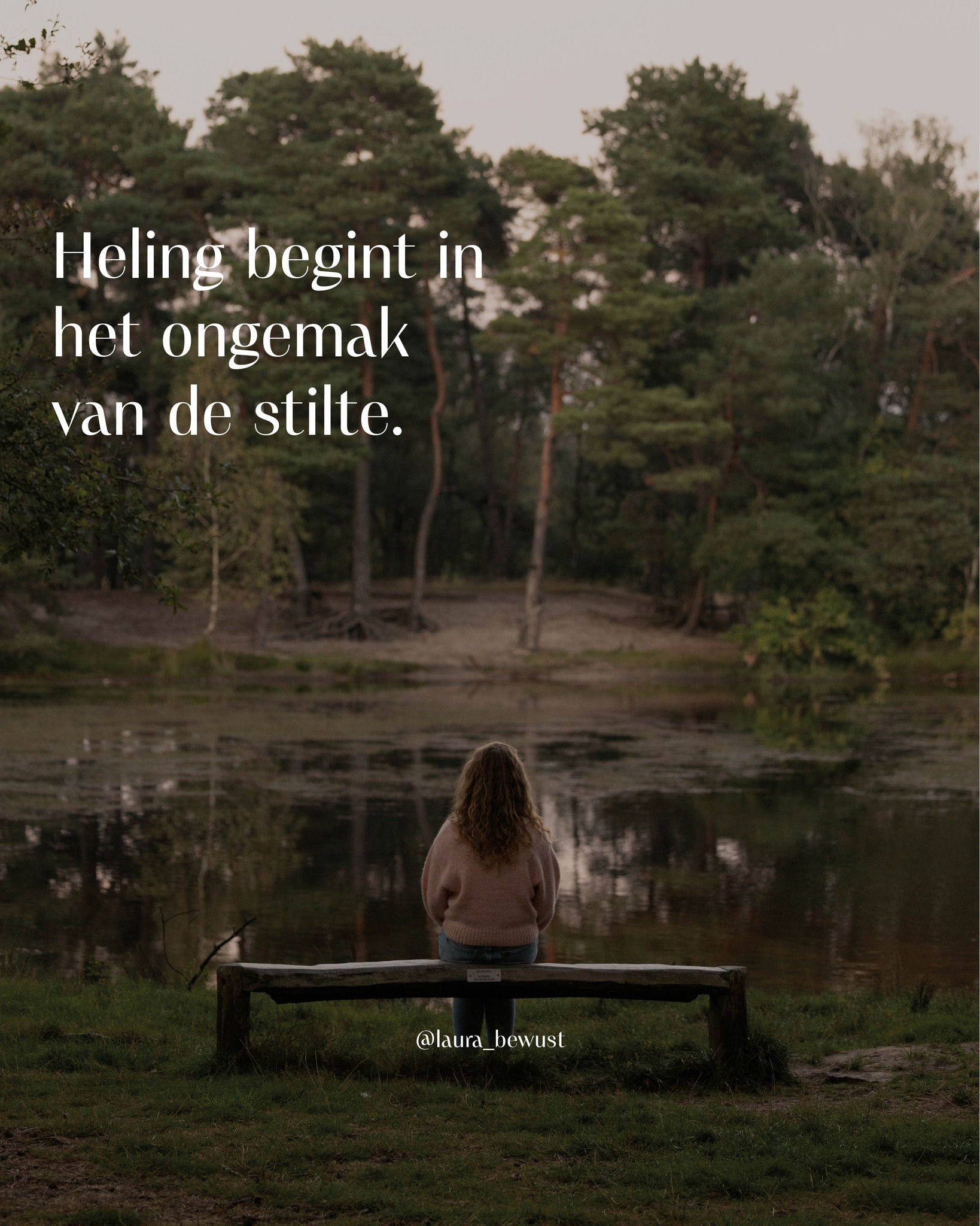 Dat moment waarop het eindelijk rustig is om je heen: je werk is gedaan, de kinderen slapen, telefoon op stil… maar in plaats van te ontspannen, grijp je toch weer naar iets. Een serie, social media, even opruimen, wéér een lijstje maken. Alles om maar niet in die #stilte te hoeven zakken…
Want die stilte, die voelt niet als #rust. Die voelt als #onrust. Alsof daar iets op je wacht wat je liever niet tegenkomt.
En dat klopt ook.
In de stilte word je geconfronteerd met wat je normaal gesproken wegdrukt. Gedachten, emoties, onverwerkte gebeurtenissen. Dat vage gevoel van leegte. Of die knoop in je buik die je al jaren negeert.
We vermijden het donker. Niet omdat het donker is, maar omdat we bang zijn wat daarin zichtbaar wordt. Maar juist dat wat zichtbaar wordt is de ingang naar #heling.
Een emotie is in essentie energie, alleen kan het niet bewegen door de lading die er inmiddels op ligt. Het weg drukken en niet voelen, maakt het zwaarder. Herhalende gebeurtenissen die je opnieuw willen wakker schudden, of oordelen zorgen voor meer lading.
En of course dat je dan niet genoeg hebt aan; ‘Een emotie voel je maar 90seconden als je hem toelaat’.
Klopt, maar pas zonder alle lading en verhalen! 😉
Je kunt het niet helen als je het blijft vermijden. Je hoeft het niet te fixen, je hoeft het alleen maar toe te laten. Te zijn met wat er in jou leeft, zonder oordeel, zonder verhaal.
Dat is waar de ruimte ontstaat. Voor rust, voor inzicht, voor verzachting, voor #transformatie.
Ben jij bereid om niet langer weg te rennen van wat zich aandient in het donker? Wat er gehoord wil worden in de stilte? Om het niet te fixen of op te lossen, maar er gewoon mee te zijn? Dan begint daar je heling.
Niet buiten jezelf, niet in het volgende klasje of ritueel, maar precies daar – in het ongemak van de stilte.
Ga de natuur in. Alleen. Zonder boek. Zonder telefoon. Zonder sportief doel, en zonder enige vorm van afleiding.