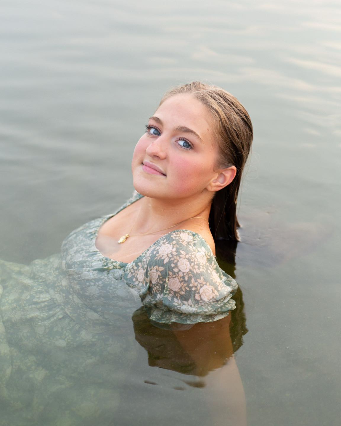 Senior photos don’t have to be boring, if you have a vision, we’ll figure out how to execute it and express yourself! #seniorsunday
I still have some time to squeeze any seniors in before snow hits, reach out if you need portraits!
•
•
•
•
•
#anchorage #akphotography #portraitphotography #Alaska #akphotographer #alaskaphotography #akweddings #AKWedding #alaskaadventure #portrait #akwedding #classof2025 #senior #seniorpictures #graduatingclass #seniorphotographer #seniorportaits #seniorphotography