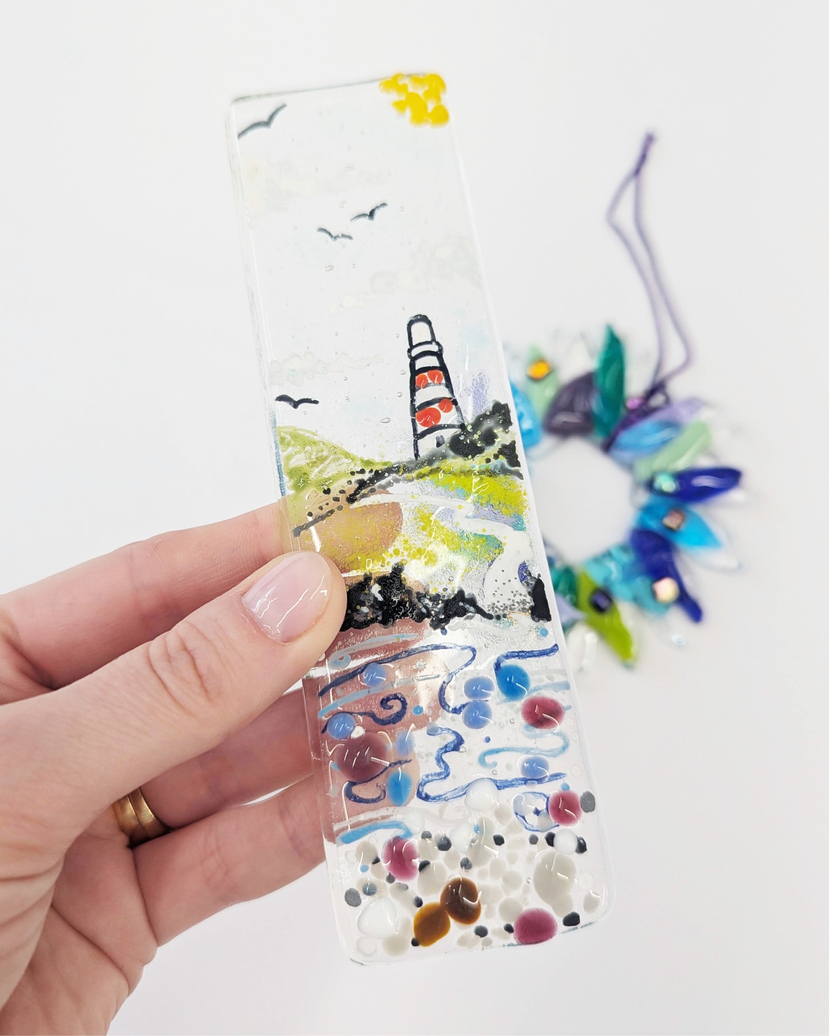 This week we had some gorgeous creations in the studio!
One maker painted a lighthouse wish stick with frit to bring the scene to life, and another made a stunning blue/green fused glass wreath.
Every workshop shows just how different and creative fused glass can be, no two pieces are ever the same! 💙
Would you try a seaside scene or a bold design for your own piece? 👇
#CreativeWorkshops #thingstodoincheshire #WorkshopSpotlight #thingstodoinchester #fusedglassfun #fusedglassartwork #makingmemories #FusedGlassFun #personalisedgifts #ThingsToDoInChester #handmadefun #familytime #HalfTermActivities #childrenspartyideas #fusedglassworkshop #giftsformum #kidspartyideas #familydaysout #fusedglass #fusedglassart