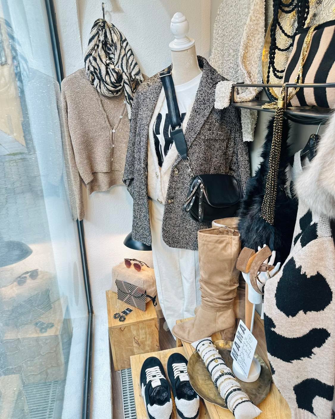 New season, new style. š
Unsere Ćffnungszeiten:
Montag-Freitag 9 - 18 Uhr
Samstag 9 - 17 Uhr
@cubes_baden
ā
Hier findet ihr uns:
CUBEāS M2 Rathausgasse 8, 2500 Baden
CUBEāS M³ Rathausgasse 12, 2500 Baden