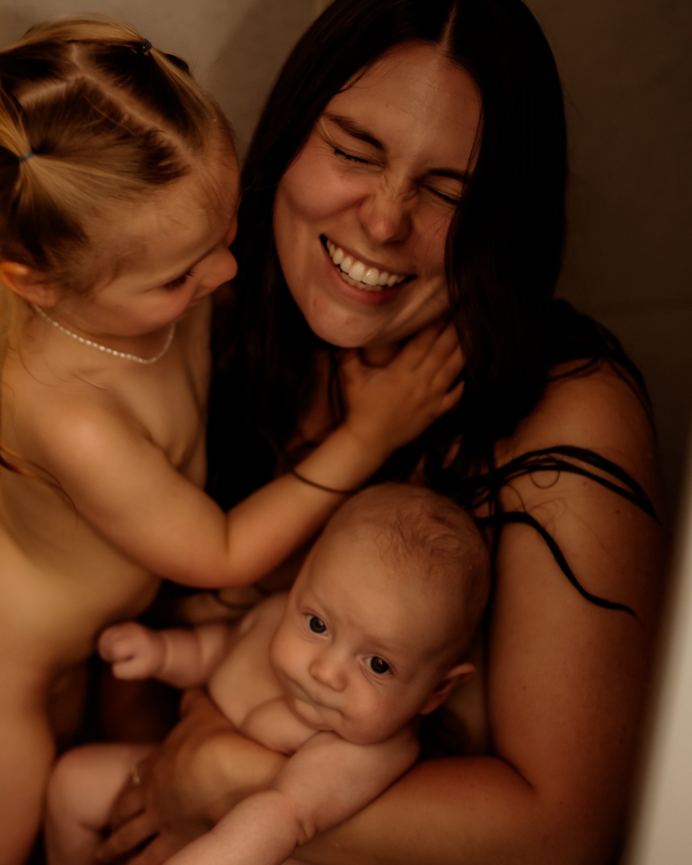 Une journée maman & bébé, ce n’est pas que pour les nouveau-nés
🙏 Tu peux venir avec tes plus vieux aussi!
Ici, les enfants rient, jouent, et on s’entraide entre mamans.
Mes journées sont faites pour ça : plusieurs mamans, plusieurs bébés, des enfants plus vieux…pas de jugement.
Réserve ta journée maman & bébé, et laisse-moi te donner ces images qui te rappelleront que tu as été assez. Pour Toujours. ✨
Voici comment réserver, c’est tout simple :
1 - Clique sur mon lien en bio pour accéder à mon calendrier
2- Choisis la journée maman-bébé qui te convient
3- Sélectionne l’heure qui te convient le mieux
4- Et ensuite ? Je m’occupe du reste 🤍