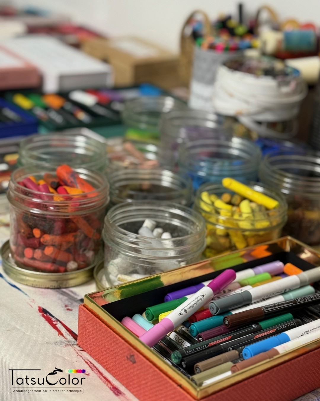 Etes-vous prêt à changer la donne ?
L’énergie n’est pas à gérer, elle est à libérer !
Journée mondiale de l’énergie
Et si la vraie énergie n’était pas dans le temps passé au bureau, ni dans le contrôle, mais dans ce que nous faisons avec elle ?
Une équipe fatiguée ou des projets qui stagnent ne manquent pas de compétences… elles manquent parfois d’énergie transformée.
Chez Tatsucolor, nous croyons que l’énergie se libère quand :
▫️ le travail a du sens et s’aligne sur les valeurs individuelles et collectives,
▫️ la créativité et l’initiative sont encouragées,
▫️ le leadership partage sens et direction plutôt que de contrôler.
Cette énergie, canalisée, devient moteur d’innovation, de coopération et d’engagement durable.
Aujourd’hui, célébrons l’énergie… celle qui fait avancer réellement les équipes et inspire les dirigeants à créer un impact concret.
#Leadership #Engagement #Créativité #CapacitéDAgir #TransformationEntreprise #Tatsucolor #JournéeMondialeDeLEnergie