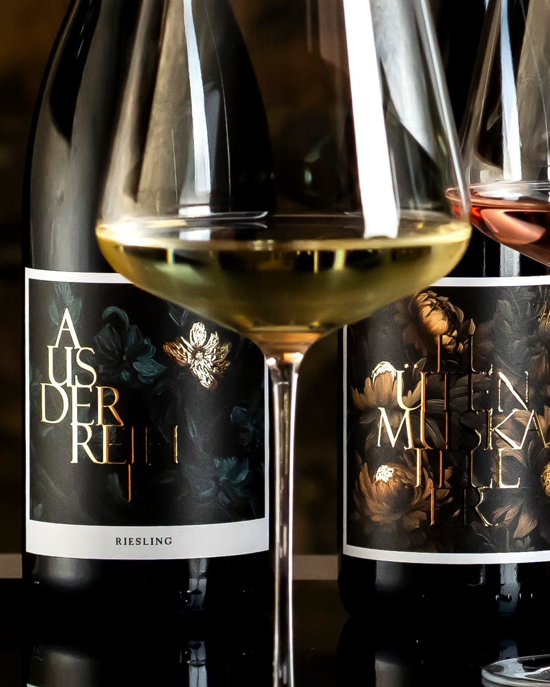 Die Neuen sind da! Nicht nur der Inhalt mit spannenden Sorten und innovativen Fermentationsmethoden ist neu, auch die Etiketten haben ein Refresh bekommen! 🥰🤔
Blütenmuskateller und Rotburger Rosé sind gefüllt und eine neue Linie ist auch geboren: Weine, die AUS DER REIHE tanzen: Riesling und Rotburger! 🎉
Ab sofort im Onlineshop erhältlich!
#WeingutRobertHerbst #Blütenmuskateller #RotburgerRosé #Riesling #Rotburger #NaturalWine #Weinliebe #Weinverkostung #Weinzeit #Weinfreund #Weinliebhaber #Weinblog #Weincommunity #Weinreise #Weinverkauf #Weinshop #Weinmoment #Weinfreunde #Weintrauben #Weinverkostung #Weinmacher #Weinregion #Weinqualität #Weinempfehlung #Weinverkostung