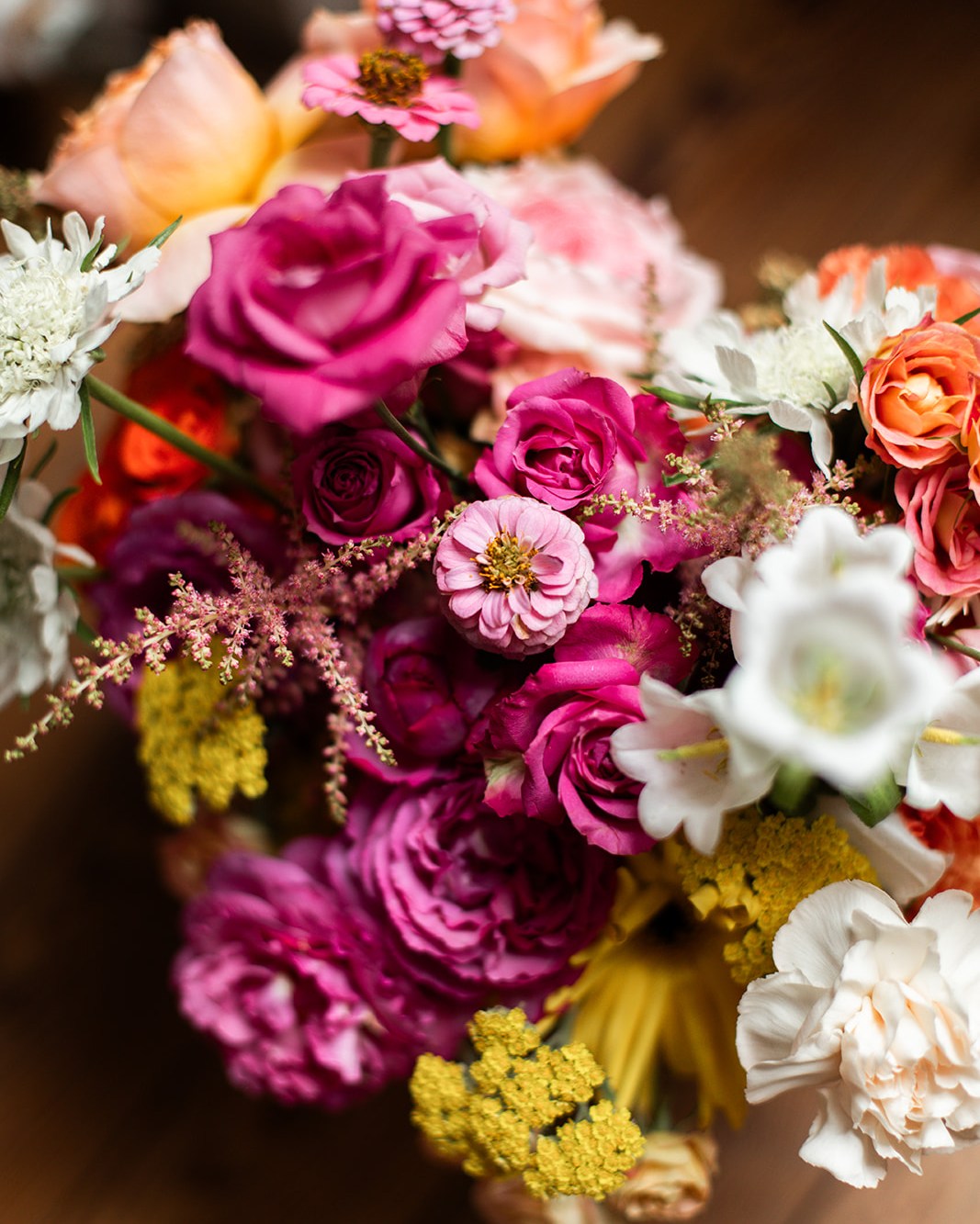 • 𝙻𝚎𝚜 𝚏𝚕𝚎𝚞𝚛𝚜 𝚙𝚊𝚛𝚕𝚎𝚗𝚝 𝚖𝚒𝚎𝚞𝚡 𝚚𝚞𝚎 𝚖𝚒𝚕𝚕𝚎 𝚖𝚘𝚝𝚜
• Chaque pétale, chaque nuance raconte une émotion.
• Un éclat de couleur pour dire la joie.
• Un parfum discret pour chuchoter l’amour.
• Un bouquet entier pour résumer un moment inoubliable
• Cynthia et Julien ont choisi des couleurs acidulées, l'occasion de rappeler la signification de chacune d'entre elle :
🌼 Jaune : la lumière de la joie et de l’amitié rayonnante.
🍊 Orange : l’énergie vibrante de la passion et de la créativité.
🌸 Rose : la tendresse romantique de l’amour sincère.
• Une composition et un mariage totalement à leur image 🖤🖤
📷 @morganeruizwedding 🏞️@domainelecastelet_ 🌻@honka_atelier 🎼@les.petites.pepites.djs 🎤@ladyltrio 🎬@johanel.videos 🍴@cooking4u.fr 💗@madame_vadrouille 💗@ju_aym 🧠 @aimedeuxfois
------
• Cynthia and Julien chose bright, tangy tones — the perfect occasion to recall the meaning behind each color:
🌼 Yellow: the light of joy and radiant friendship.
🍊 Orange: the vibrant energy of passion and creativity.
🌸 Pink: the romantic tenderness of true love.
• A bouquet, and a wedding, entirely in their image 🖤🖤