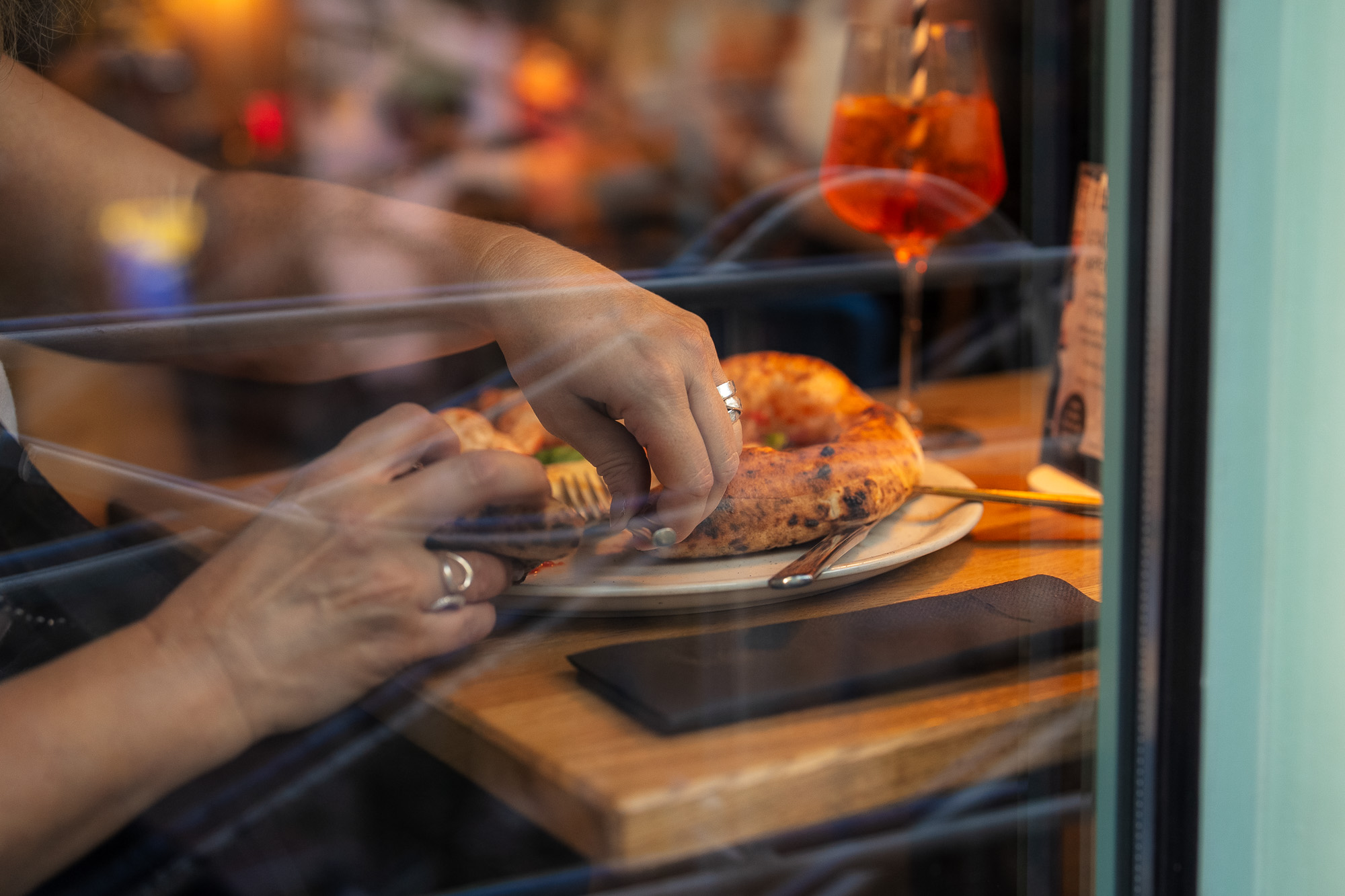 🍂 Wenn die Tage kürzer werden, machen wir’s uns gemütlich: Wolkenpizza frisch aus dem Ofen, ein Glas Spritz in der Hand & gute Freunde am Tisch. ☁️🍕🥂
So schmecken Herbstabende am allerbesten. ✨
#nuva #wolkenpizza #herbstgefühle #spritzoclock