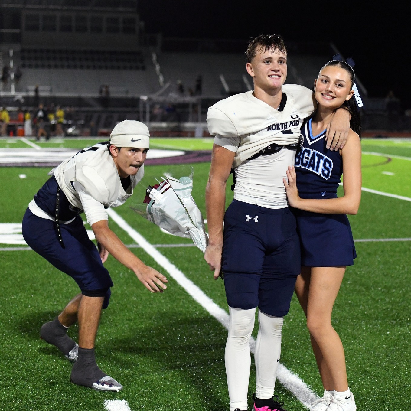 Teamwork makes the dream work, especially when it comes to Homecoming surprises 🌟
Check out the rest of my photos from Friday's @npbobcats game at the link in my story!
@nphsbobcatscheerleading & @northporthighscs
#NorthPortBobcats #GoBobcats #SportsPhotography #HighSchoolFootball #CandidPhotography #CandidSRQ