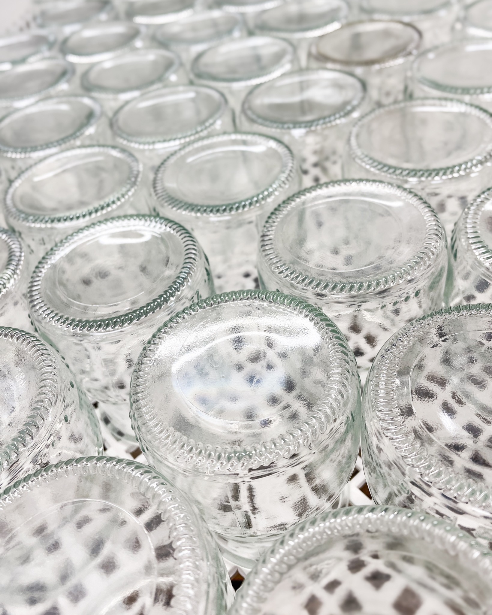 💚 Ici, on mange responsable… mais toujours avec gourmandise ! Nos yaourts font 140g de pur bonheur (oui, un peu plus que la moyenne… mais qui va s’en plaindre ? 😉). Et côté contenant, on a misé sur le verre : joli, pratique… et malin ! Tu finis ton yaourt, tu rapportes ton pot propre et sans couvercle en magasin, et hop : il repart pour une nouvelle vie. Sinon… direction poubelle, et c'est dommage non ? 😔
👉 Ensemble, on fait tourner le cercle vertueux 🍃
Alors… qui a déjà sa petite collection de pots à la maison ? 😏🙋♀️
______
#lafermedesdelices #plelanlegrand #yaourtsfermiers #potenverre #Recyclage #yaourts #produitsfermiers #produitslocaux #illeetvilaine