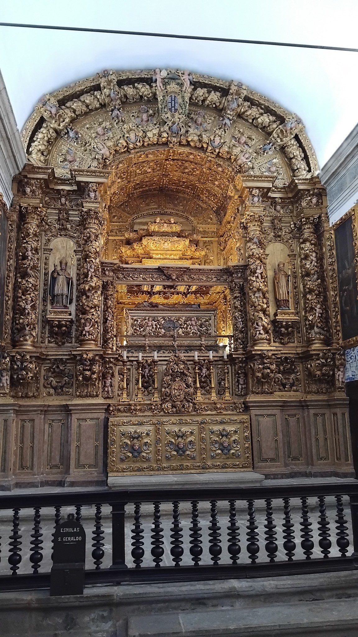 Leaving Portosin was also, for a few days, leaving Spain. We rode south into Portugal and the friendly town of Braga. We had two nights at a close-to-centre hotel and on our first day we visited the cathedral. This was a delightful experience. We were able to arrange a tour of areas which are only accessible with a cathedral guide including two chapels and the choir which, unusually, is located above the altar. We had our tour guide to ourselves. He was English-speaking, friendly, and very happy to let us take our time, and to answer questions and tell us interesting snippets of Portuguese history. All this for 2 euros each! After that, the archbishop's garden, a lovely little oasis in the town.
I will remember Braga with fondness - full of charm and kindness to us - poor mortals who don't speak Portuguese! - and in the shops a wealth of beautiful, embroidered linens, some embellished with incredible crochet lace.