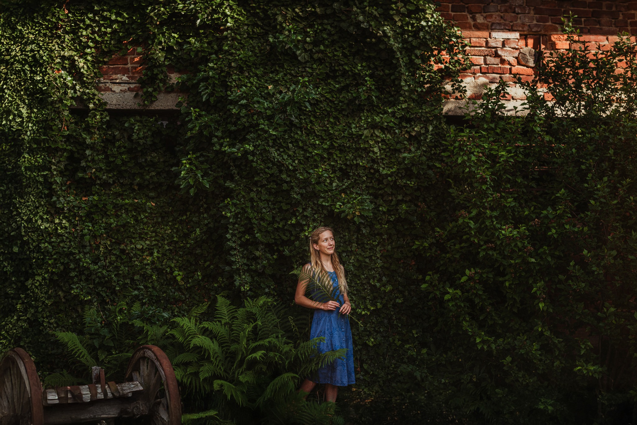 Martina. Jemná, tvořivá, ukotvená a přitom plná svobody.
V létě jsme spolu fotily mezi kapradím, v zahradě, v jejíž zákotích se světlo protíná s tichem.
Marťa žije a tvoří v zahraničí, ale její srdce stále vibruje v souladu s přírodou a jemností, která z ní vyzařuje.
Bylo to setkání, které zůstává.
📸 #renaticefoto #ženavkvětu #letnifoceni #kapradi #tvorivazena #portretvenku #jemnaenergie #martina #portretovafotografie #zahradniatelier