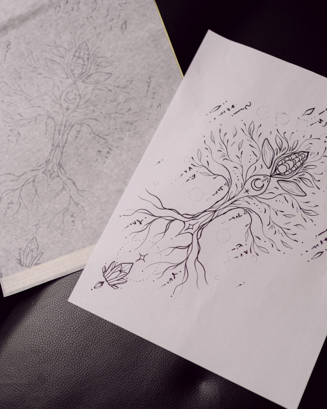 Obrazy, co ožívají na kůži.
Miluju tyhle momenty, kdy se obraz přenese na stencil (obtiskovací papír) a obtiskne se na kůži. Jak anatomie člověka příjme obraz. A ten po vytetování jakoby ožil. Stává se součástí těla, kůže, která se formuje a proměňuje a probíhá zde integrační proces přijímaní tetování jakou součást těla.
Tento proces je zcela individuální, jedna věc je fyzické hojení rány, ale druhá o které se tolik nemluví je, přijmout novou podobu svého těla. A někdy, i přesto, že jde o nádherné tetování, může jít o delší proces sžívání. Je zde něco nového, tělo už nikdy nebude vypadat jako před tetováním. Zdá se to zcela jasné, ale až zkušenost ukáže, že to může přinést takové vrstvy, o kterých jsme netušili. Znamená to, že jsme si vybrali špatně? Ne, jen je dobré dát pozornost tomu, co přichází na povrch a na co se třeba nechceme úplně podívat, protože to po nás vyžaduje výstup z naší komfortní zóny.
Ano, tetování je alchymie větší než se zdá. Dějou se tam velký věci. A já považuji za důležité o těch tématech mluvit. Mimo jiné i kvůli toho, vznikl nový podcast: Na tělo Ami, který najdeš na spotify, kde se této problematice věnuju.