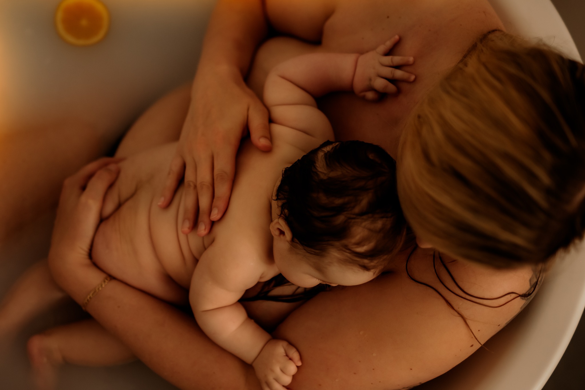 Je sais que tu vois tes kilos de grossesse, tes vergetures, ton corps fatigué.
Je suis passée par là moi aussi.
Mais pendant mes séances, moi je vois une maman qui colle, une maman qui aime.
Je te guide, je t’installe, je fais en sorte que tu sois confortable.
Et si tu te donnais la permission de garder ces souvenirs, au lieu de les laisser filer?
Plus de 50 mamans ont déjà vécu une séance avec moi. Toutes m’ont dit la même chose : « Je ne pensais pas être capable. Et finalement… je me suis sentie belle. »
C’est exactement ce que je veux pour toi 🙏
Voici comment réserver, c’est tout simple :
1 - Clique sur mon lien en bio pour accéder à mon calendrier
2- Choisis la journée maman-bébé qui te convient
3- Sélectionne l’heure qui te convient le mieux
4- Et ensuite ? Je m’occupe du reste 🤍