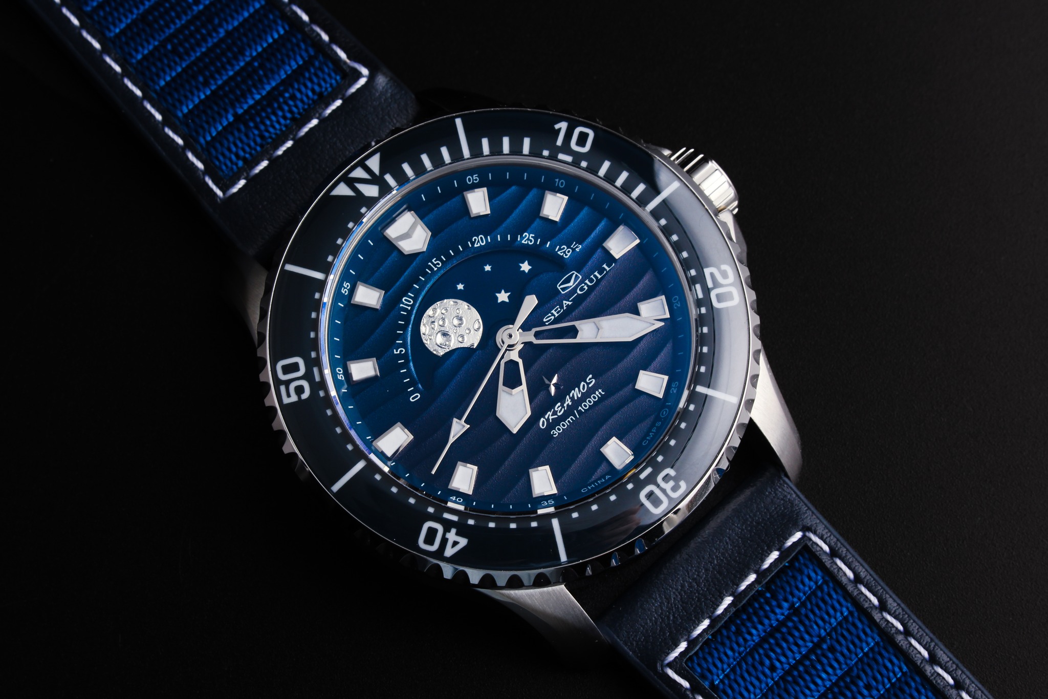 Seagull Rising Moon Big Moonphase — Ocean Series PRO
43 mm stainless steel case, sapphire crystal, and 300 m water resistance — powered by Seagull’s in-house automatic movement. The standout feature? A luminous 3D moonphase that brings the night sky to your wrist.
Shown on the ocean-blue rubber strap
Available on our website#chinawatches #watchcollector #timepieces #watchoftheday #dailywatch
