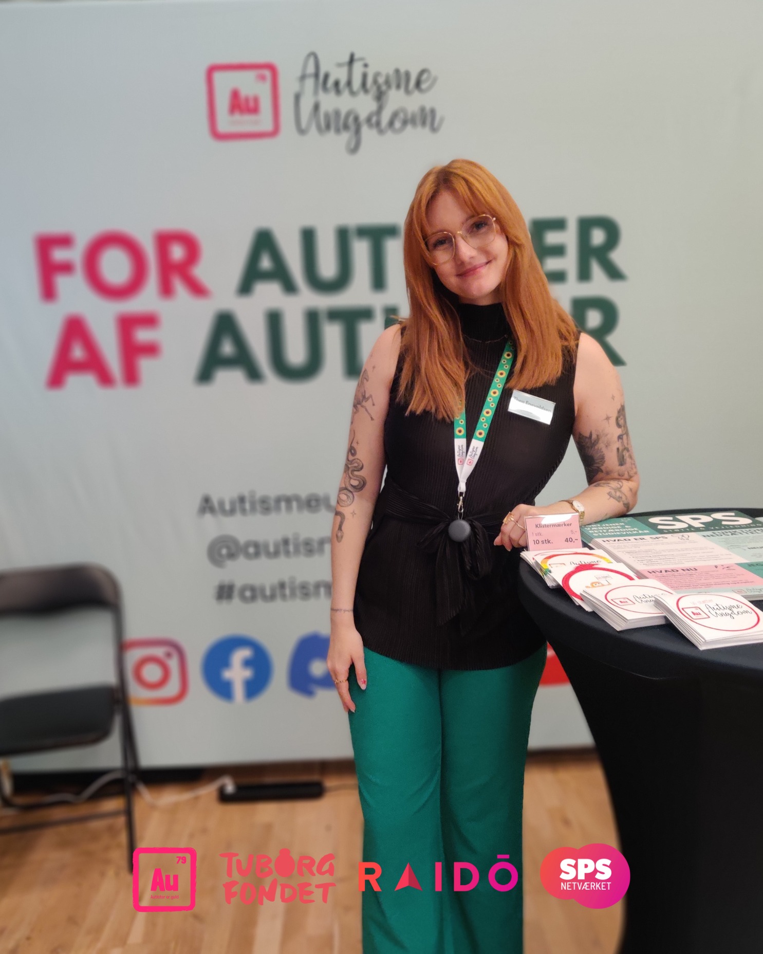 WOW! 🤯 Vi er stadig helt høje efter årets #SPSkonf25 🚀
For allerførste gang var vi med og det kunne kun lade sig gøre takket være @tuborgfondet ❤️
At møde så mange seje SPS-vejledere og få lov til at dele vores perspektiver betyder virkelig meget for os som ungdoms- og handicapforening. For det handler ikke kun om at være til stede, men om at blive hørt.
Og det gjorde vi! 🙌
Vores forperson Thea stod på scenen, foran 600 deltagere, sammen med Steffen Thybo Drostgaard, og satte ord på noget helt centralt:
👉 “Pas på jer selv, så I kan passe på os.”
Et vigtigt budskab, fordi SPS-vejledernes arbejdsvilkår er afgørende, hvis unge studerende skal få den støtte, de har brug for.
Det betyder enormt meget for os, at unge selv kan være med til at præge samtalen om specialpædagogisk støtte og inklusion. Derfor håber vi, at I (politikerne, ledere og sps-fagfolk) vil fortsætte med at lytte til os unge, og invitere os med i samtalerne om, hvordan SPS kan styrkes i fremtiden.
En kæmpe tak til 🌻
@raido_org for at åbne dørene for os
@tuborgfondet for støtten
@solsikkeprogrammet for støttesnoren
@b2bpromotiondk for alt udstyret
#AutismeUngdom #Tuborgfondet #Neurodiversitet #Studieliv #Inklusion #SPS
