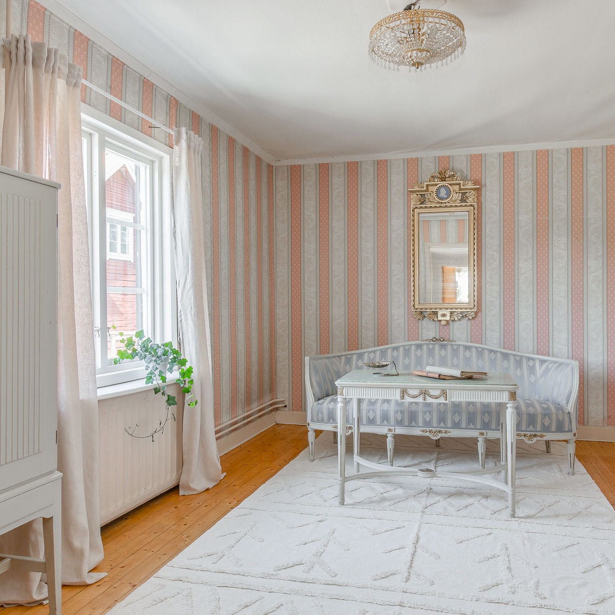 Tiden går - men vissa möbler består
Den här lilla gruppen har fått uppleva mycket i sina dar. Vi köpte den på Blocket för ca 10 år sedan för 10.000 kr 😇. Helt galet! En hel grupp - med soffa, två karmstolar, 6 stolar och ett bord. Nu står den i vår nya glasveranda och skänker oss glädje varje dag genom att bara vara så fin. Men den har även haft andra roller genom åren -->
1. På stylinguppdrag på en fin, men nedgången gård som skulle säljas. Här fick den stå och agera "potential" för spekulanterna.
2. Hemma på gården i Sörmland fick den också bo i några år.
3. På ett annat stylinguppdrag i en nyproducerad bostad där fastighetsägaren ville visa på potentialen att inreda i en mer klassisk stil som tilltalade deras målgrupp.
4. I lägenheten i Stockholm där de här två små krabaterna spenderade sitt första år (innan vi insåg att två boenden med två bebisar innebar konstant släpandes på saker och därför flyttade till gården på heltid).
5. Nyinflyttad i nya glasveranda som just nu inreds med denna möbel som utgångsläge.
Det jag försöker säga - i all konsumtionshets som vi befinner oss i. Stanna gärna upp och känn efter vilka saker som betyder lite extra för dig. Se till att omge dig med just de sakerna och njut av sådant som gör dig glad. Hellre färre saker som man verkligen älskar än att fylla ett hem med en massa obetydande möbler och prylar.
#gardsstyling #lantliv #lantligthem #gammaltochnytt #gustavianskamöbler #antikt #inredahemma