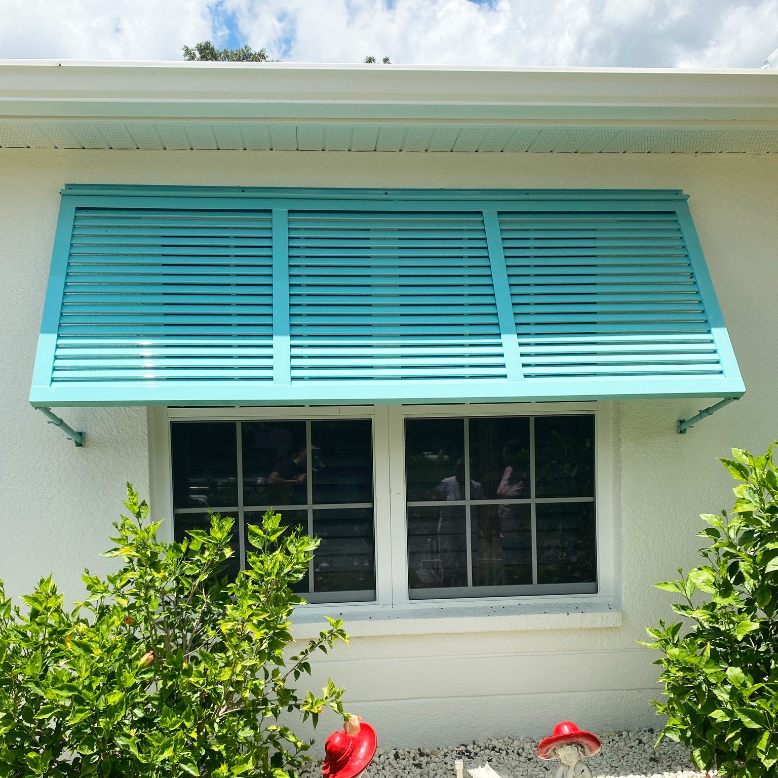 Still obsessed with this Bahama Shutter we did for a client with the most fun colorful home. Make your home POP like this one with a colorful shutter.
#ShadeSolutions #luxury #PatioVibes #patiodecor #shutters #homedecor #HomeImprovement #gardeninspiration #GardenGoals