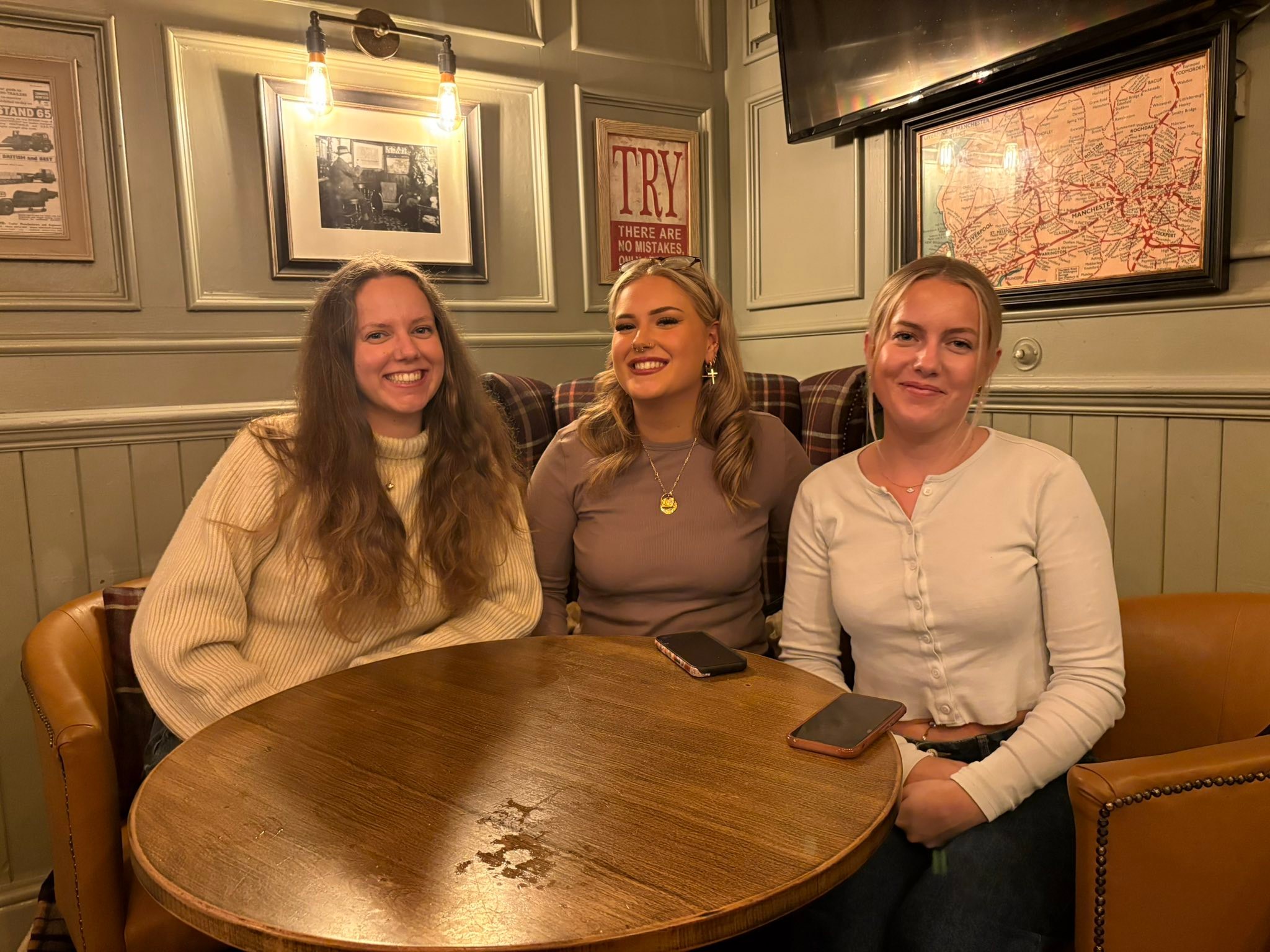 Whilst Pedro & I have moved, my beautiful daughters & Jamie have all come together in Liverpool having fun 🤩🥰❤️💫 love you guys 😘xxx