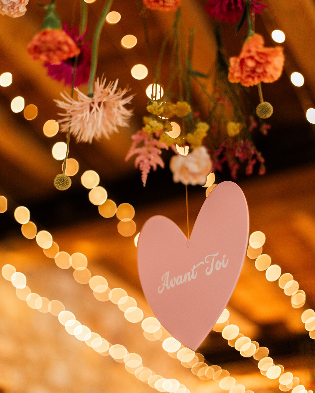 • 𝚀𝚞𝚊𝚗𝚍 𝚕𝚊 𝚗𝚞𝚒𝚝 𝚜’𝚒𝚕𝚕𝚞𝚖𝚒𝚗𝚎 𝚍𝚎 𝚙𝚛𝚘𝚖𝚎𝚜𝚜𝚎𝚜
• Les guirlandes lumineuses ne sont pas qu’un simple détail de décoration : elles transforment l’ambiance d’une réception.
• Dès la tombée du jour, elles créent une atmosphère intimiste et chaleureuse, invitant les invités à ralentir, à se rapprocher et à profiter pleinement du moment.
• C’est un symbole fort : la lumière qui prolonge la fête, qui réunit autour de la table, qui garde vivante la magie jusque tard dans la nuit. 🌙💡
💡 En plaçant vos guirlandes en hauteur ou au-dessus des espaces de repas et de danse, vous structurez l’espace et donnent cette impression d’être “enveloppés” par la fête.
📷 @morganeruizwedding 🏞️@domainelecastelet_ 🌻@honka_atelier 🎼@les.petites.pepites.djs 🎤@ladyltrio 🎬@johanel.videos 🍴@cooking4u.fr 💗@madame_vadrouille 💗@ju_aym
#mariage #mariagetoulouse #weddingplannertoulouse #ideesmariage #weddingfairylights #fairylights #inspirationmariage #weddingflowers #colorfulwedding #mariagecoloré #mariagerose #toulouse #bordeaux
------
• String lights are not just a simple decorative detail: they transform the atmosphere of a reception.
• As soon as night falls, they create an intimate and warm ambiance, inviting guests to slow down, draw closer, and truly savor the moment.
• They hold a powerful symbolism: light that extends the celebration, gathers people around the table, and keeps the magic alive late into the night. 🌙💡
💡 By hanging your lights overhead — above dining or dancing areas — you both structure the space and create the feeling of being enveloped by the celebration.