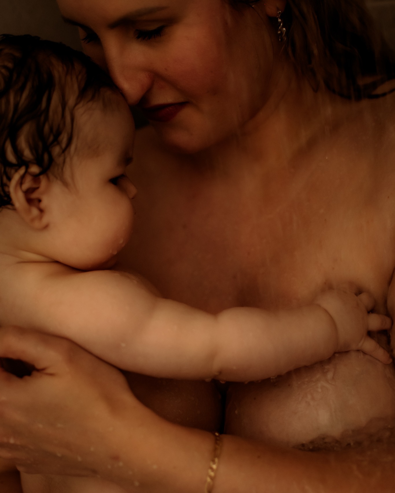 Tu te demandes c’est quoi une journée maman & bébé?
C’est simple.
On transforme une maison en petit cocon.
On jase entre mamans, on prend un café, les bébés dorment, pleurent, rient… et tout ça est normal.
Puis tu as ton heure de séance avec bébé dans la salle de bain : on fait des photos peau à peau/allaitement/complicité. Dans le bain et la douche. J'amène tout ce qu'il faut & je te guide pour que tu saches quoi faire et comment te placer.
Toi, tu repars avec des souvenirs qui resteront.
Voici comment réserver, c’est tout simple :
1 - Clique sur mon lien en bio pour accéder à mon calendrier
2- Choisis la journée maman-bébé qui te convient
3- Sélectionne l’heure qui te convient le mieux
4- Et ensuite ? Je m’occupe du reste 🤍