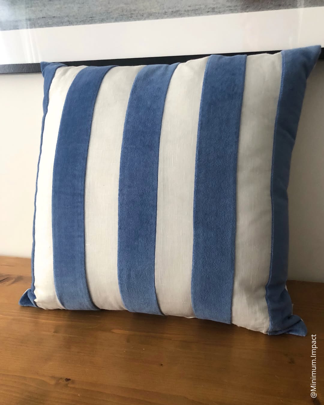 Ce coussin 45x45 cm, qui combine velours et lin, illustre parfaitement l’importance des petits détails.
Avec ses rayures bleu en velours, il séduit tous ceux qui aiment la douceur.
Alors team rayures ou pas ?
Notre mission : faire de ton intérieur un cocon avec des produits de qualité💚.
#Cocooning #Cocon #Confort #artısanat #ambianceinterieur #slowdeco #ambiancechaleureuse #cocondeco #DesignUnique #CoussinDéco #TextileNaturel