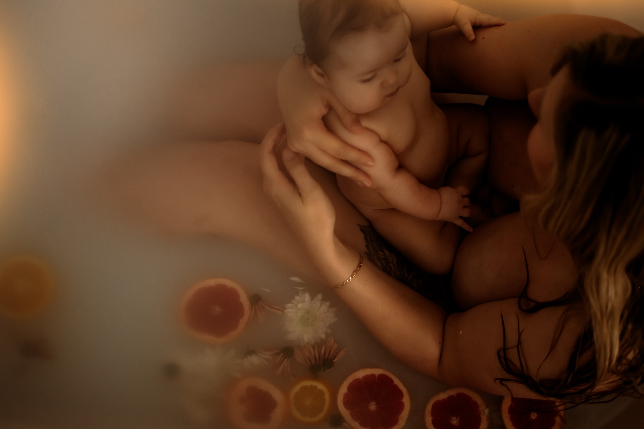 « J'étais un peu gênée au début, mais Florence a eu le don de me rendre à l'aise lors de mon photoshoot d'allaitement dans le bain.
C'était une petite bulle intime et détendue où nous étions nous-même, où nous profitions du moment présent.
Aussi, elle donnait des directives claires, ce qui lui a permis de capter de superbes moments entre bébé et moi! Je suis vraiment satisfaite de mon expérience, je l'ai déjà recommandé à ma famille! »
Si tu n'étais pas encore certaine de réserver ta place, c'est ton signe ! ✨
Voici comment réserver, c’est tout simple :
1 - Clique sur mon lien en bio pour accéder à mon calendrier
2- Choisis la journée maman-bébé qui te convient
3- Sélectionne l’heure qui te convient le mieux
4- Et ensuite ? Je m’occupe du reste 🤍
