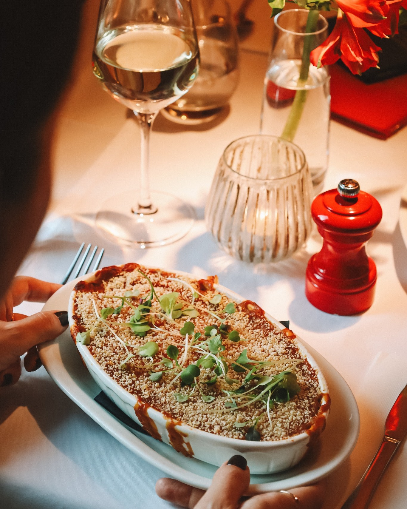 Vegán parmentier a konyhánkból: a klasszikus, húsos változatot most egy teljesen növényi, könnyedebb és illatosított verzióban álmodtuk újra az étlapunkra.
Alapja egy fűszeres lencseragu, amelyben hagyma, fokhagyma, répa, karalábé és paradicsom találkozik kurkumával, curryvel, cayenne borssal és friss petrezselyemmel .
A ragut egy selymes édesburgonya–sütőtök pürével fedjük be, a tetejére pedig egy réteg vegán parmezán kerül, majd az egész aranybarnára sül a sütőben.
💛 Melegséget adó, őszi-téli komfortétel – 100% növényi összetevőkkel, mégis gazdagon, tartalmasan.
Kóstold meg nálunk! ✨
#szepilona #szepilonabisztro #budapest #parmentier #bistro