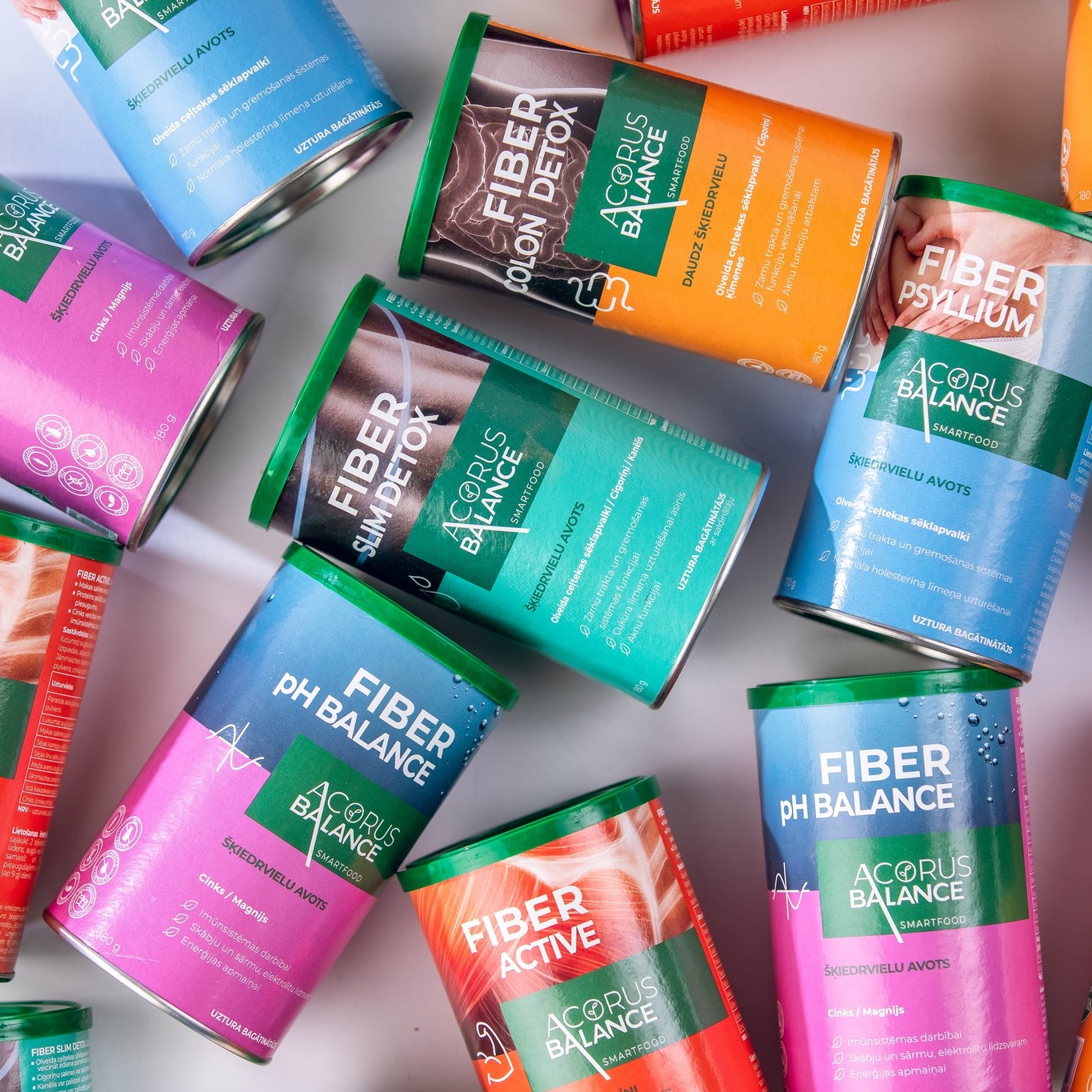 🥦Клетчатка - это растительный компонент пищи, который наш организм не может полностью переварить самостоятельно. Однако именно в этом и заключается её главная сила!
Попадая в пищеварительный тракт, клетчатка не всасывается, а перемещается по нему, помогая кишечнику и микробиоте, а затем естественным образом выводится из организма.
Клетчатка делится на две группы:
👉Pастворимые - питают полезные кишечные бактерии, которые укрепляют иммунитет и общее самочувствие.
👉Нерастворимые - могут улучшить работу пищеварительного тракта.
Итак, клетчатка - это не просто «балласт», а ежедневный союзник иммунитета и вашего благополучия.
🟢Попробуйте комплексы клетчатки от ACORUS BALANCE:
🔻FIBER SLIM DETOX - оба вида клетчатки вместе с цикорием, корицей, глюкоманнаном и горьким апельсином способствуют усилению чувства сытости, снижению тяги к сладкому, ускорению обмена веществ и нормализации уровня сахара в крови, способствуя поддержанию нормального веса и фигуры.
🔻FIBER PSYLLIUM - чистая шелуха семян подорожника для максимально эффективной очистки кишечника, отличной работы пищеварительного тракта и хорошего самочувствия. Способствует поддержанию нормального уровня холестерина.
🔻FIBER BEAUTY COLLAGEN - клетчатка (в основном растворимая), обогащенная коллагеном, цинком и бамбуком! Отличное сочетание не только для кожи, волос и ногтей, но и для здоровья пищеварительной системы и кишечника. А здоровый кишечник - это здоровая кожа!
🔻FIBER COLON DETOX - клетчатка (в основном нерастворимая) в сочетании с тмином, фенхелем, цикорием и другими травами: для регуляции стула, уменьшения вздутия живота и поддержки нормальной работы печени и других органов пищеварения, предотвращения появления геморроя.
🔻FIBER SUGAR BALANCE - для тех моментов, когда вы снова, не осознавая этого, тянетесь к сладкому. Комплекс клетчатки (в основном растворимой), дополненный джимнемой, корицей и хромом - для людей со склонностью к повышенному уровню сахара в крови, для тех, кто хочет обогатить свой рацион клетчаткой и контролировать тягу к сладкому!
Подробнее на нашем сайте! 💚