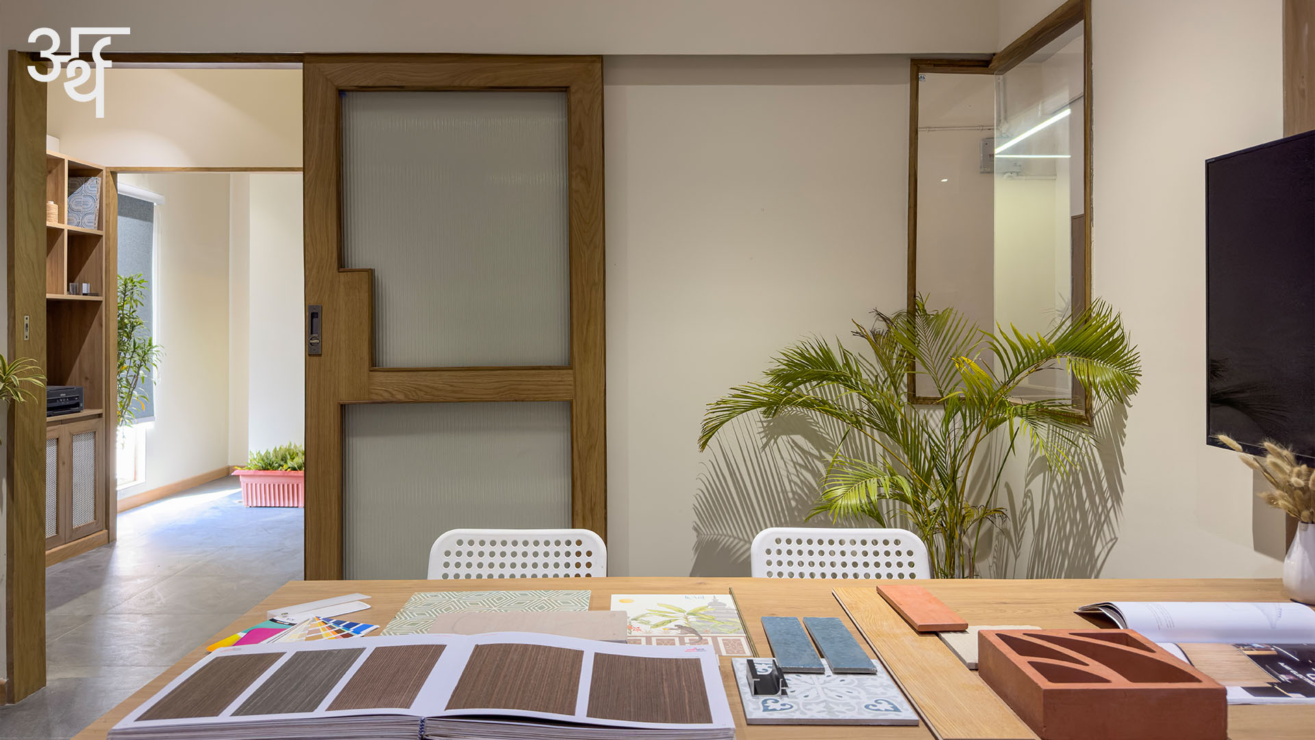 SBK Office // Arth Design
.
The meeting room for Studio BluKey is designed to provide privacy without hindering the visual ties to the studio. The slender oak finish panel and worktable anchors the room’s focal point, while the display screen enables a quick transition between physical mock-ups and digital presentations. The worktable provides a large enough surface to host an array of tile swatches, samples, colour fans and drawings.
Every surface and element is not just a subject but a driver for design conversation.
.
.
Team: @jagnaniayush @utsavvagrawal
Fitout: @_studioblukey
Veneer and Laminates: @decoratives_by_centuryply
Furniture: @ikea.india @_studioblukey
Text: @bj_9802
.
.
#ArthDesign #IndianDesigners #DesignStudio #SBKOffice #MadhyaPradesh #CommercialDesign #OfficeInteriors #CommercialInteriors #Interiors #InteriorDesign #InteriorDesigner #InteriorDesignIndia #FurnitureDesign #FurnitureStories #InteriorPhotoshoot #ContemporaryInteriors #ContemporaryDesign #Industrial #WoodAndMetal #DesignDetail #DesignInnovation