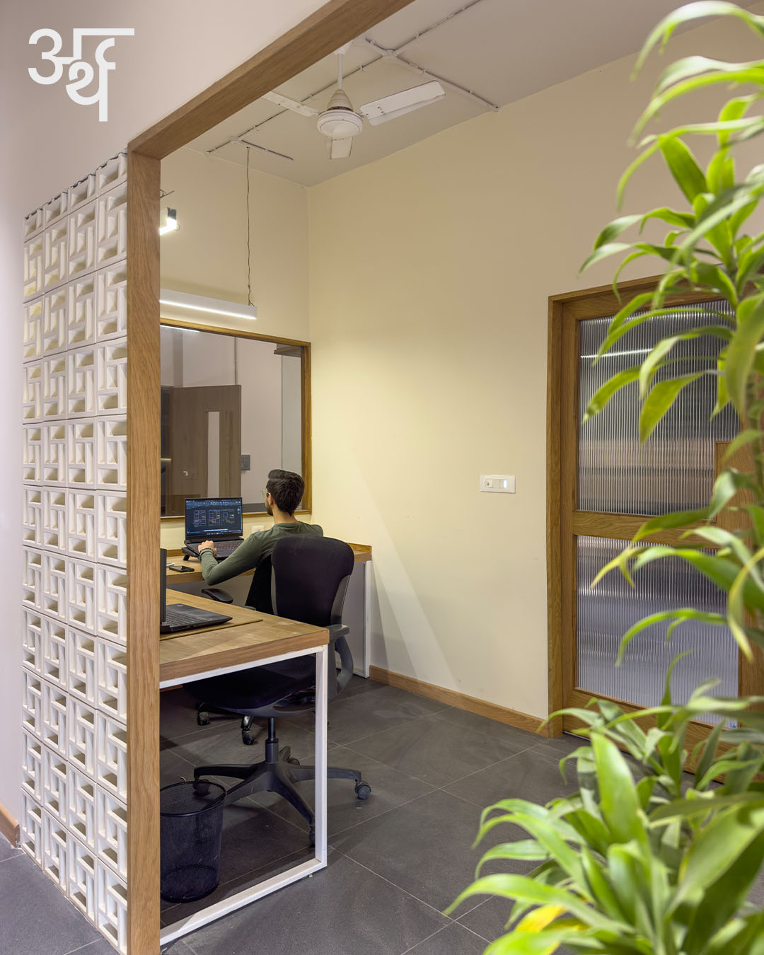SBK Office // Arth Design
.
Tucked just behind the jaali-threshold is the workstation, which balances openness and quiet concentration. The continuous oak-finish wood surface in a L-shape provides ample space for dual monitors as well as provision for future expansion, technical drawings and material palettes. A linear pendant emits even illumination over the desktop, precisely meeting the high-contrast demands of design work.
Every detail is tuned for productivity yet infused with warmth that defines Studio BluKey’s design manifesto.
.
.
Team: @jagnaniayush @utsavvagrawal
Fitout: @_studioblukey
Veneer and Laminates: @decoratives_by_centuryply
Lighting: @lafitlighting
Furniture: @_studioblukey
Text: @bj_9802
.
.
#ArthDesign #IndianDesigners #DesignStudio #SBKOffice #MadhyaPradesh #CommercialDesign #OfficeInteriors #CommercialInteriors #Interiors #InteriorDesign #InteriorDesigner #InteriorDesignIndia #FurnitureDesign #FurnitureStories #InteriorPhotoshoot #ContemporaryInteriors #ContemporaryDesign #Industrial #WoodAndMetal #DesignDetail #DesignInnovation