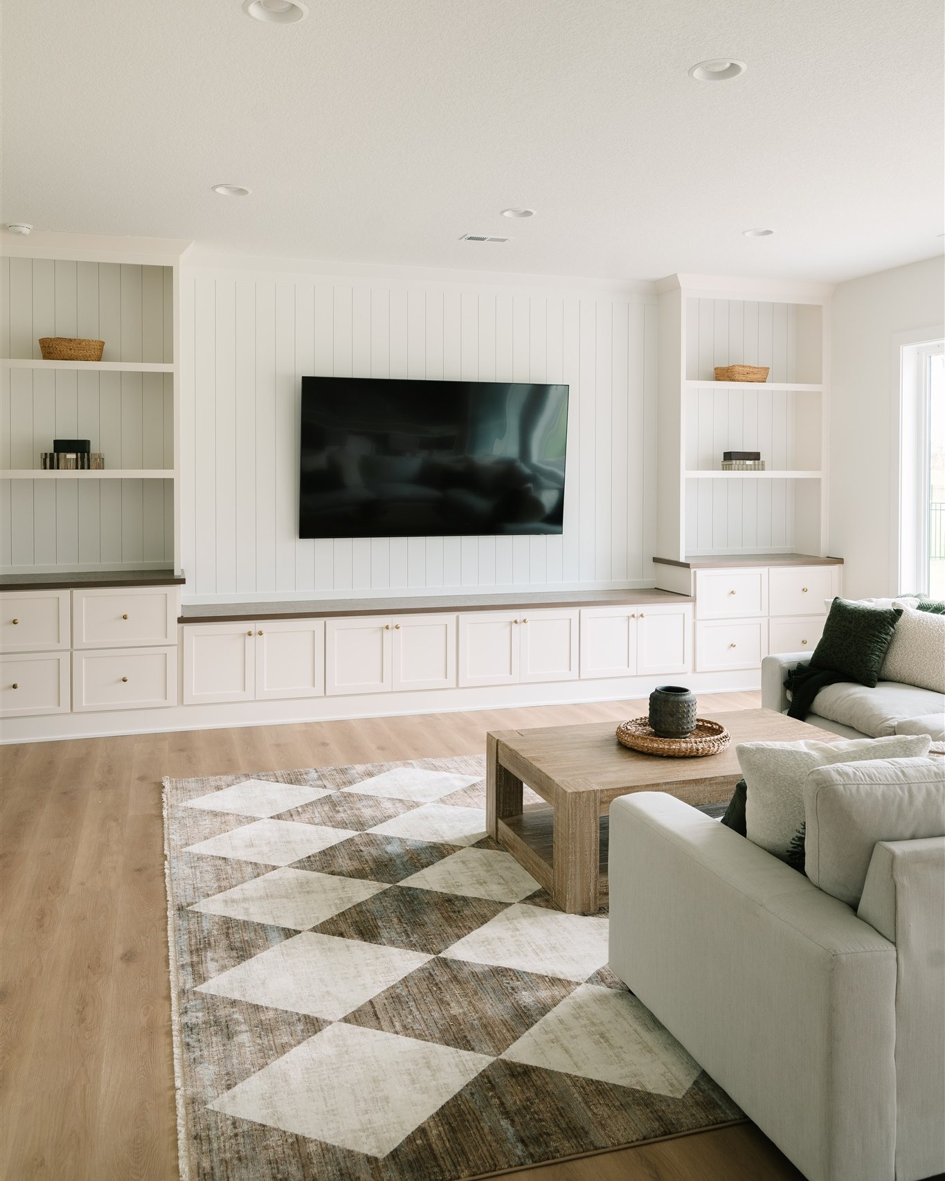 Did someone say movie night?
This basement living space has all you could ever need for a comfy & cozy night in.
#dynastyhomes #customhomebuilder #iowahomes #desmoines #luxuryhomes #homeinspo #dreamhome