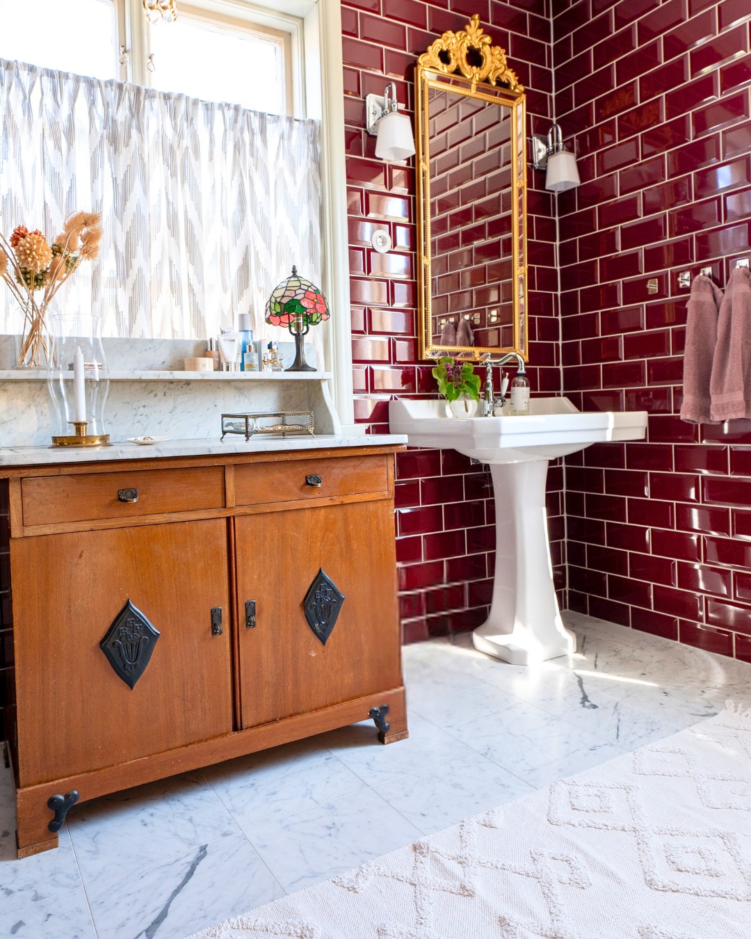 Våga färg - ser vi en röd badrumstrend?
Välkommen in i ett badrum som är allt annat än vitt och sterilt. Här vågade vi ta ut svängarna och visionen var ett varmt badrum med färg och karaktär. Vilket vi fick till med hjälp av ett rött, blankt kakel. Vi vill utmana er att våga använda färg i era hem.
Vi försöker ju alltid hålla oss borta från trender och vi vill skapa inredningar som ska hålla länge och vara klassiska. Men just nu verkar ju onekligen just röda badrum vara lite av en trend. Om ni blir sugna på att skapa något liknande i ert hem så vill vi tipsa om att en av våra favoritbutiker @sekelskifte har en massa röda nyheter som påminner mycket om kaklet som vi valde att använda i detta badrum. Det ser väldigt läckert ut så in och hämta inspiration där.
Hur känner ni kring tanken på att ha till exempel ett rött badrum? Dela gärna era tankar! Vad skulle få dig att våga?
OBS vårt kakel är alltså inte köpt hos Sekelskifte men det är ett liknande kakel stilmässigt och vi vet att deras produkter har god kvalitet.
#gårdsstyling #badrum #badrumsinspo #badrumsinredning #inredmedfärg