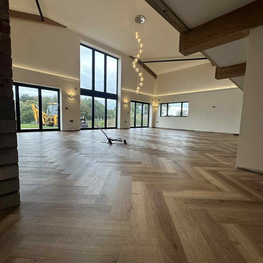 🥶🥶 130sqm ground floor barn conversion 🥶🥶
Highland oak roasted in large plank parquet
Self levelled
Expertly installed by alflooring1 and team
Special thanks to the customer’s for trusting us to add the finishing touches to this stunning build ⭐️