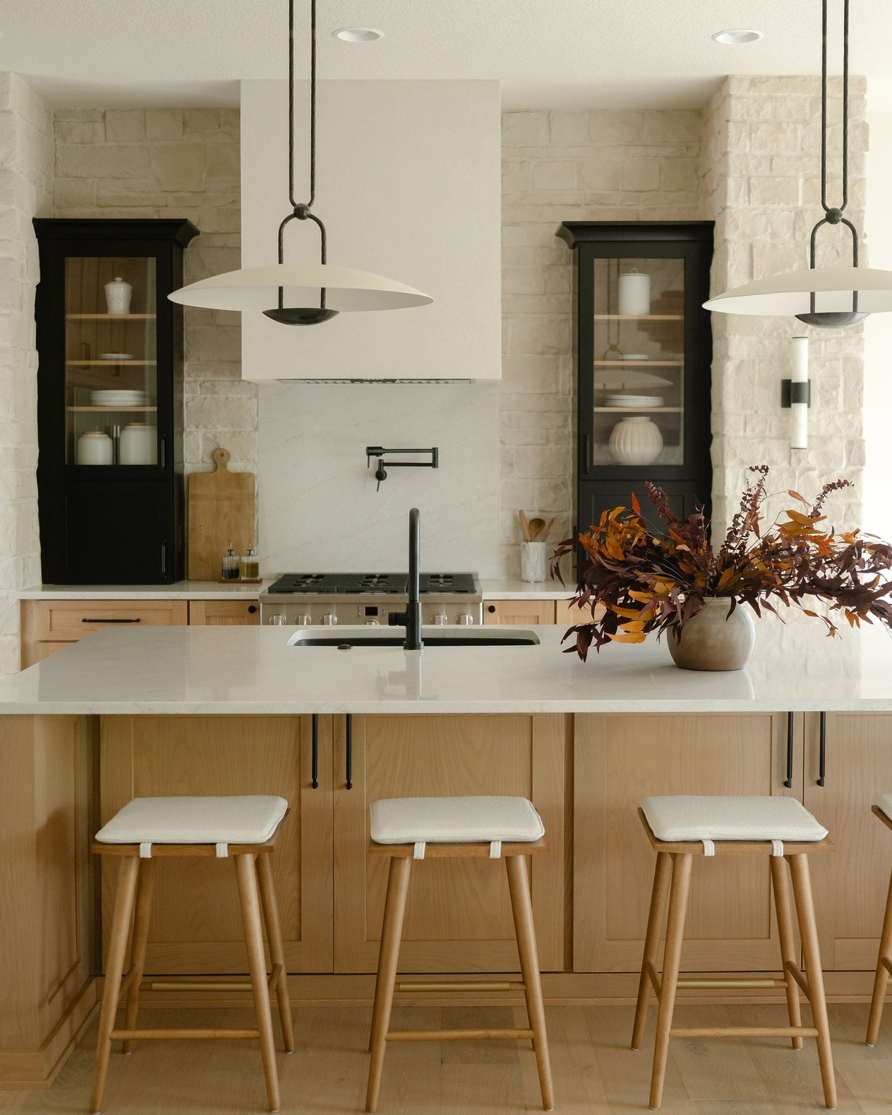 Fun textures, clean lines, endless charm.
#dynastyhomes #customhomebuilder #iowahomes #desmoines #luxuryhomes #homeinspo #dreamhome