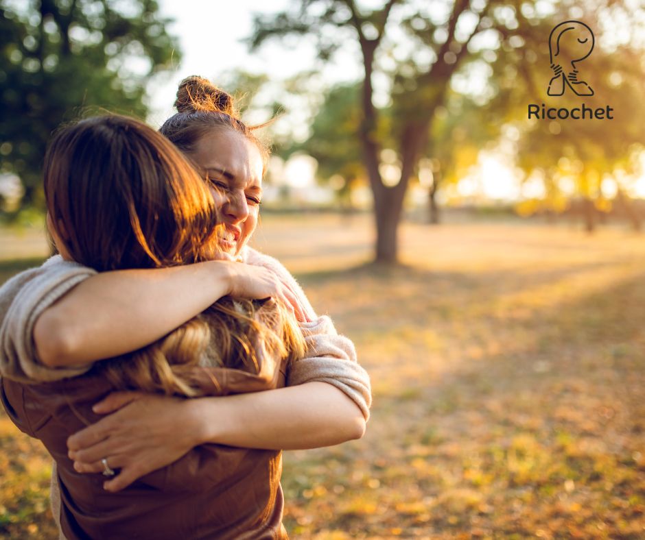 🍂Le froid s’installe doucement… et nous rappelle à quel point la chaleur humaine est essentielle.
À Ricochet, on croit que personne ne devrait affronter l’automne seul ou sans ressources.
Prenons un moment pour regarder autour de nous : Un voisin plus âgé, une amie isolée, un collègue en retrait…Parfois, un simple "ça va ?" peut faire toute la différence.
Ensemble, réchauffons l’automne, un geste, une attention, une présence à la fois.💛
