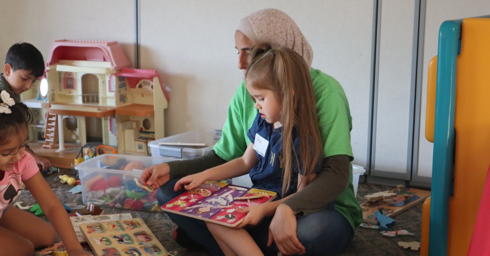 Our Family ESL program is a go for the 2025-26 school year! We had a wonderful evening last night catching up with old friends and welcoming new friends to the Festa family. Learners of all ages are gearing up to practice their English skills and accomplish their goals this year.
Our 3-Generation Family ESL program is about more than a language; it’s also about building a community and living life together.
Join us #servingourneighbors this season and learn more about becoming a volunteer! Link in bio and stories 💜