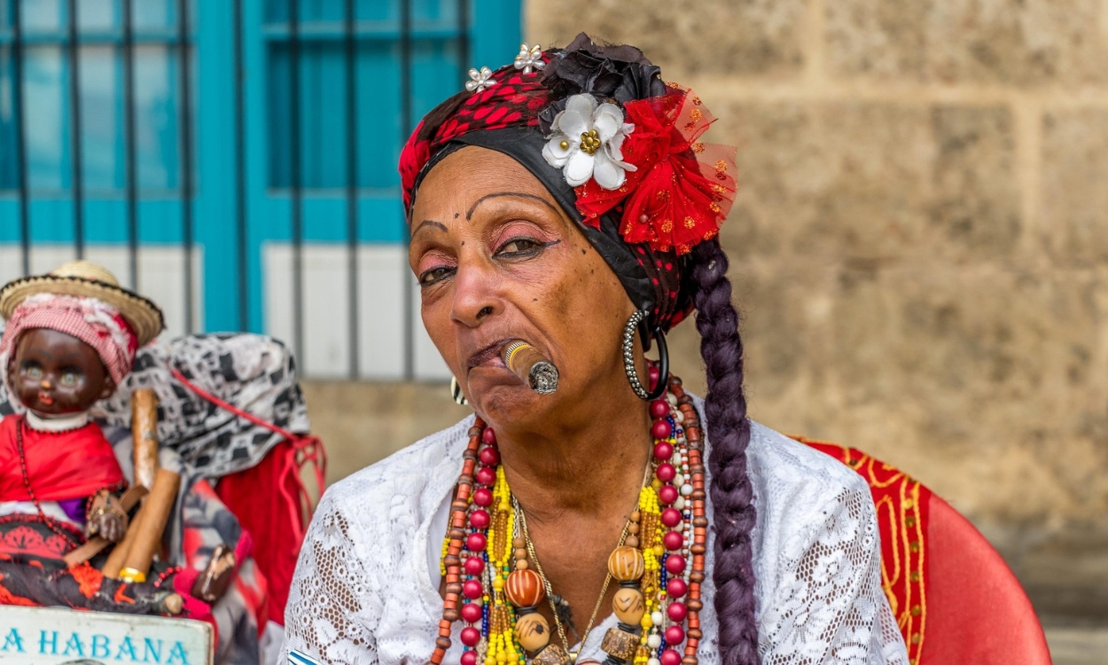 🇨🇺 𝑪𝒖𝒃𝒂: 𝑹𝒊𝒕𝒎𝒐𝒔, 𝒓𝒆𝒗𝒐𝒍𝒖çã𝒐 𝒆 𝒂𝒍𝒎𝒂. 𝑼𝒎 𝒅𝒆𝒔𝒕𝒊𝒏𝒐 𝒒𝒖𝒆 𝒅𝒆𝒔𝒑𝒆𝒓𝒕𝒂 𝒕𝒐𝒅𝒐𝒔 𝒐𝒔 𝒔𝒆𝒏𝒕𝒊𝒅𝒐𝒔
Cuba é mais do que um destino: é emoção em movimento. Entre carros vintage e praças coloniais, sons de son e salsa ecoam pela ilha onde a história se escreve nas ruas e no olhar do seu povo. Da Havana vibrante ao verde de Viñales, das praias cristalinas aos ecos da revolução, viajar por Cuba é uma experiência de alma, cultura e cor.