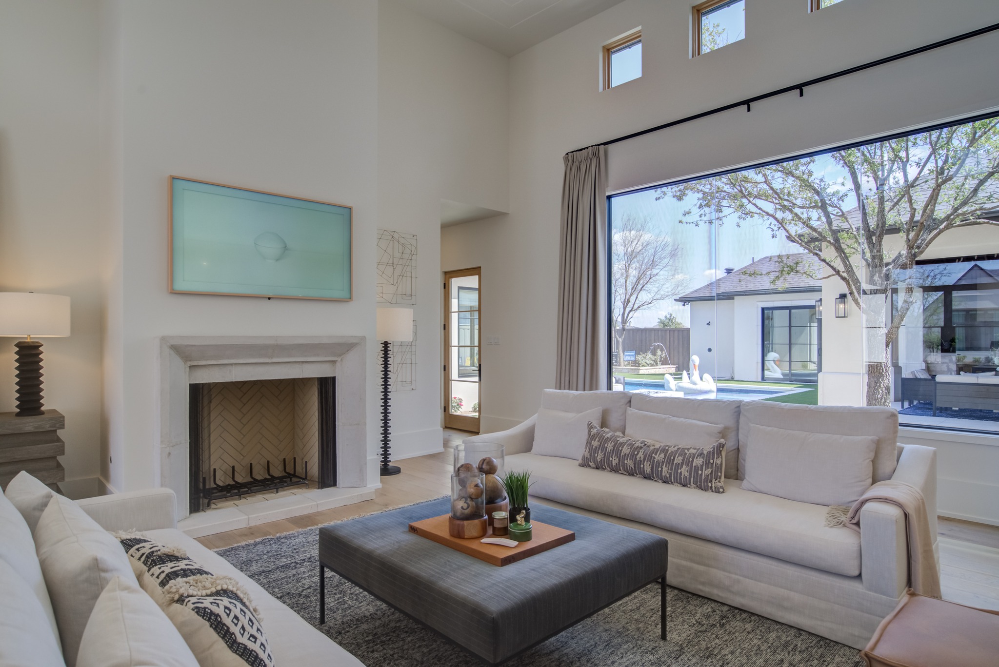 Bright, warm, and effortlessly livable — this space balances modern design with the comforts of home!
Builder: Derek Cooper Construction Inc.
www.pddtexas.com